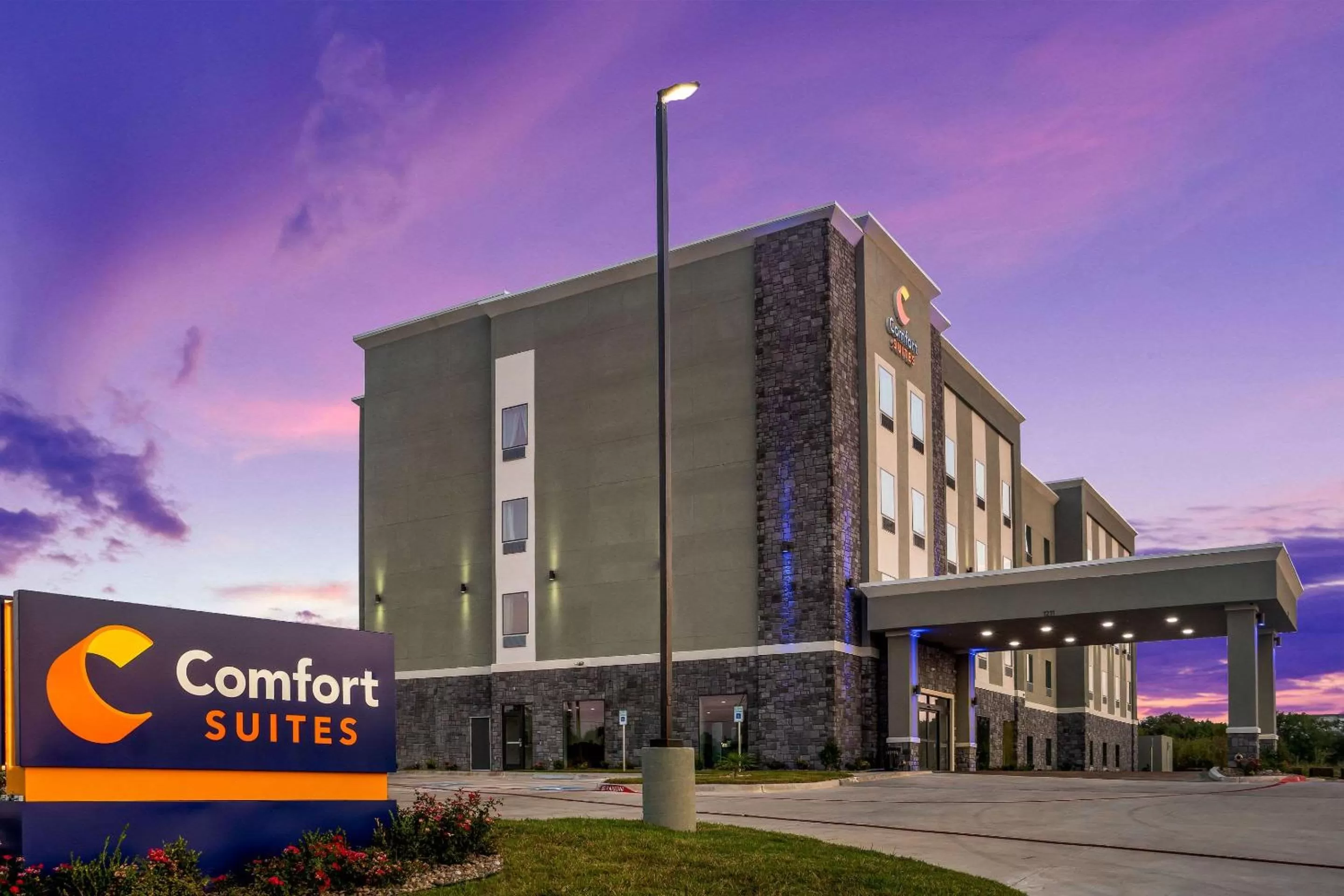 Property building in Comfort Suites DeSoto Dallas South