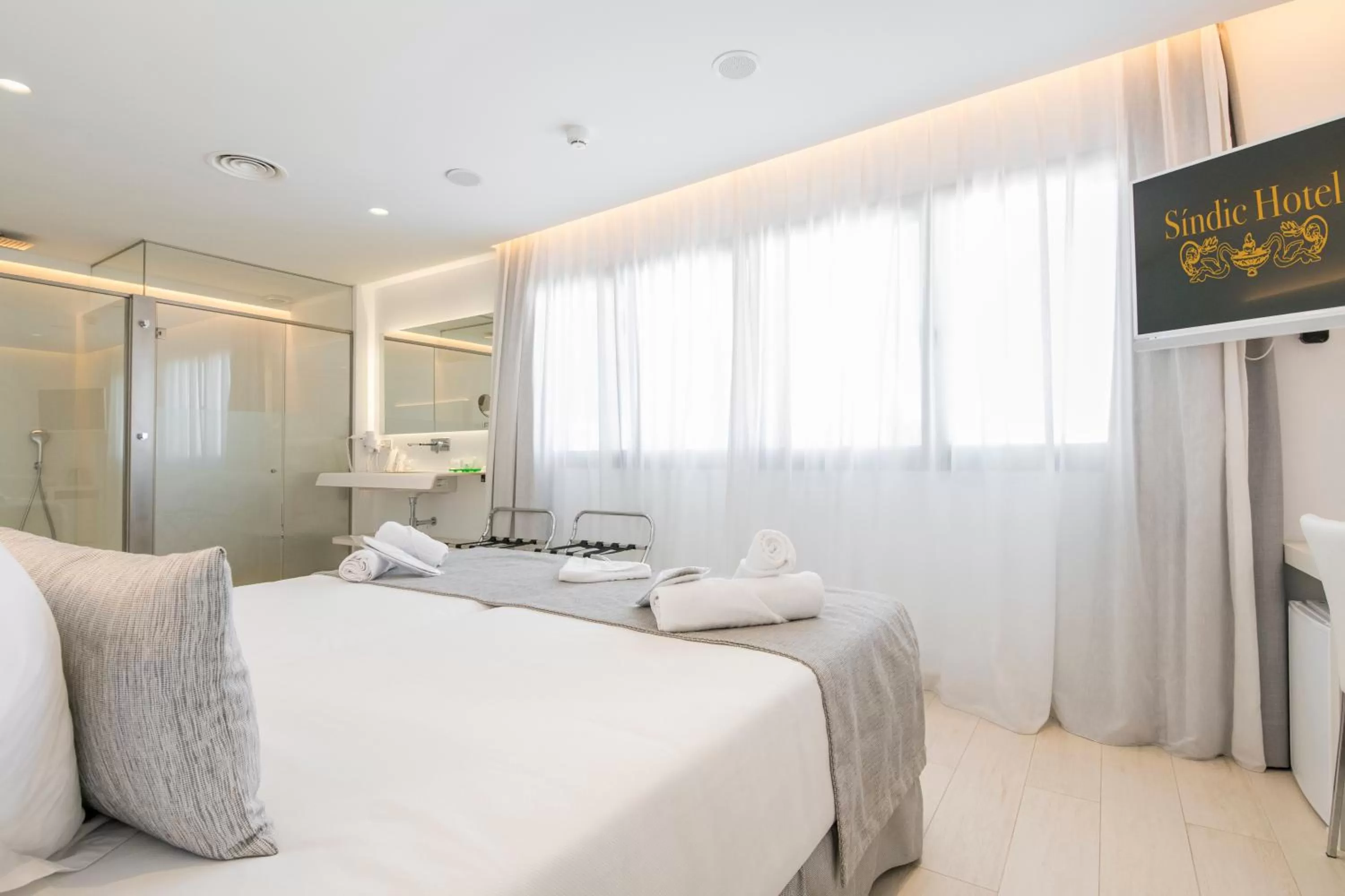 Shower, Bed in Sindic Hotel - Adults Only