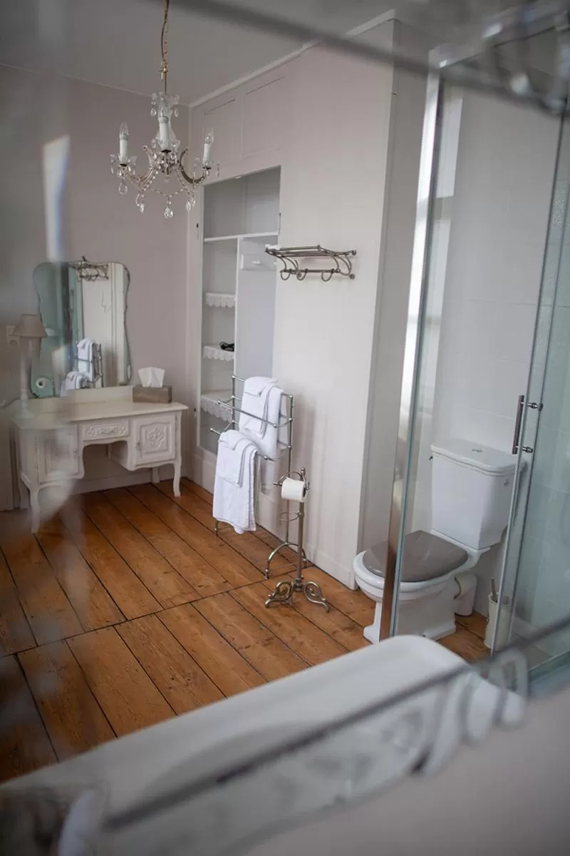 Toilet in Bienvenue Chez Nous