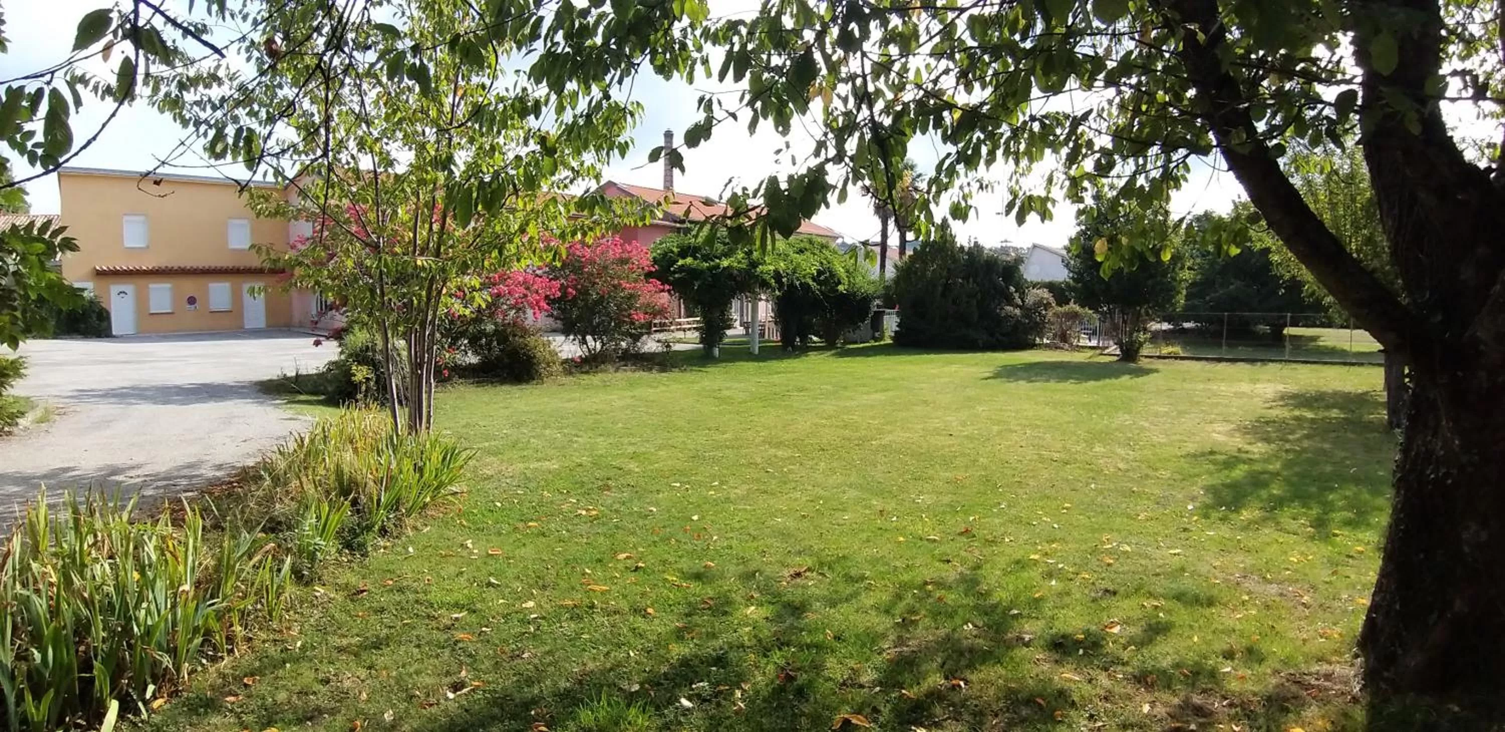 Garden in Hôtel Castel d'Olmes