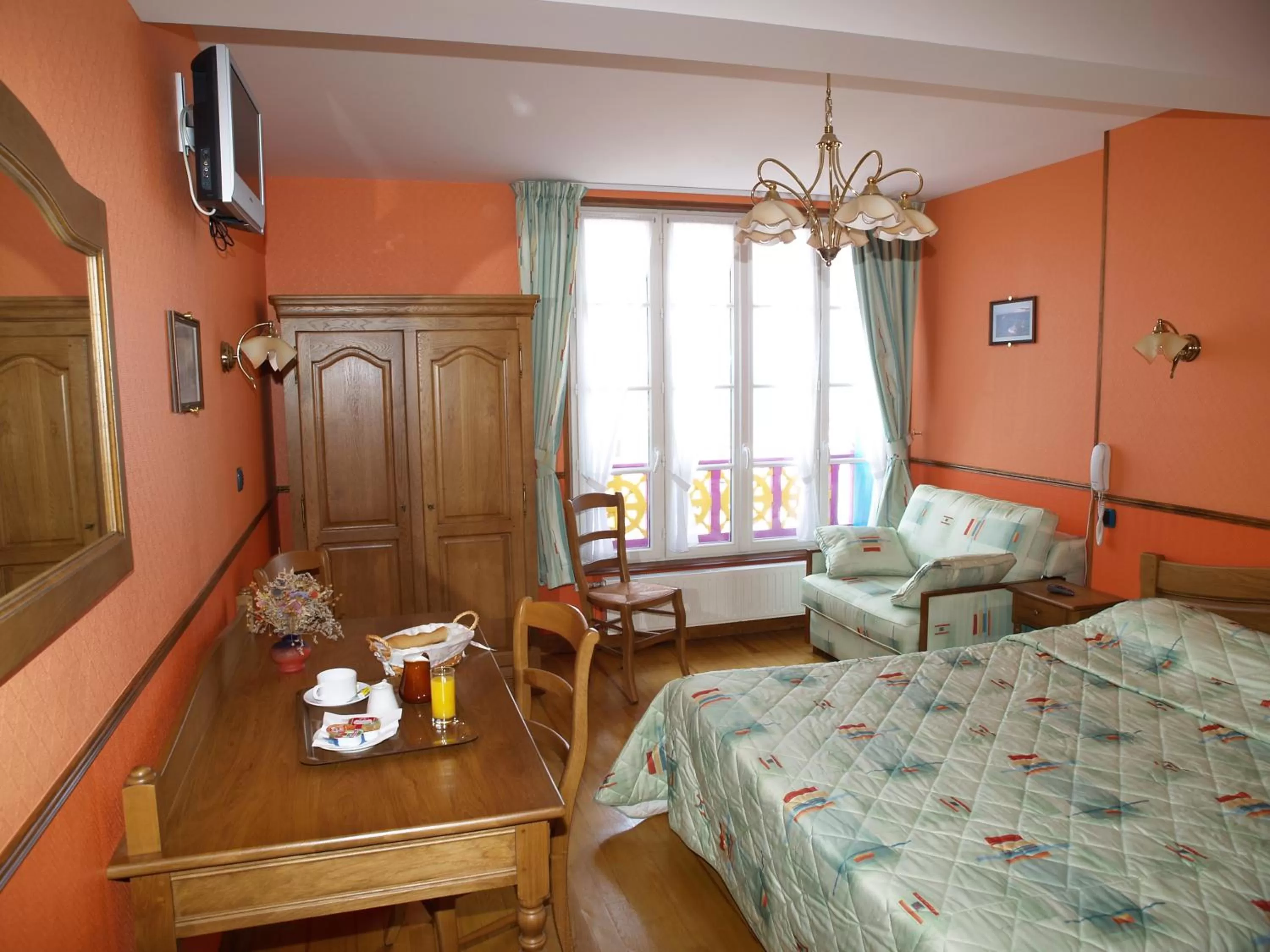 Triple Room with Sea View and Balneo Bath in Hôtel De Calais