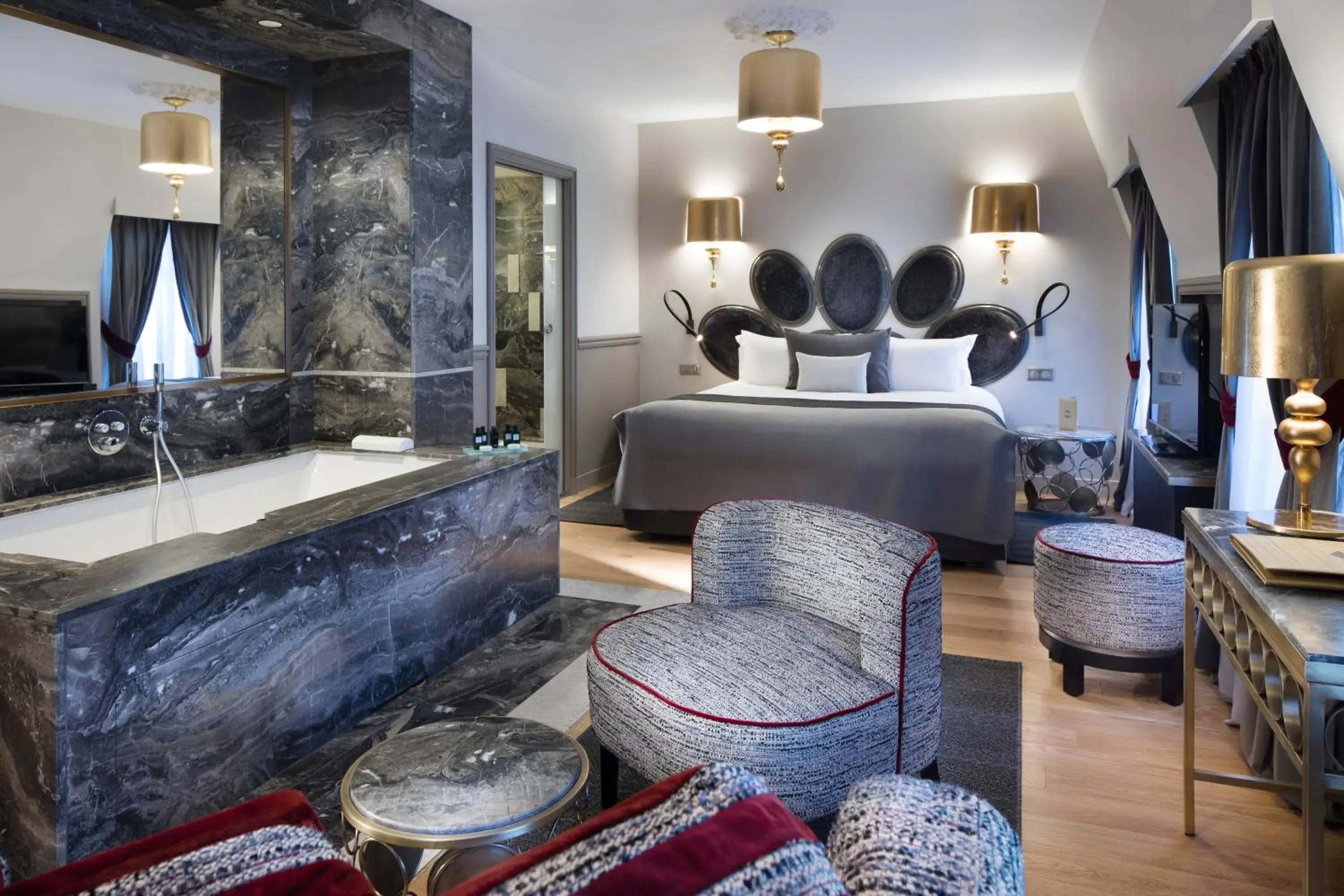 Deluxe Suite with Spa Bath in Hotel Lumen Paris Louvre Deluxe Suite with Spa Bath in Hotel Lumen Paris Louvre