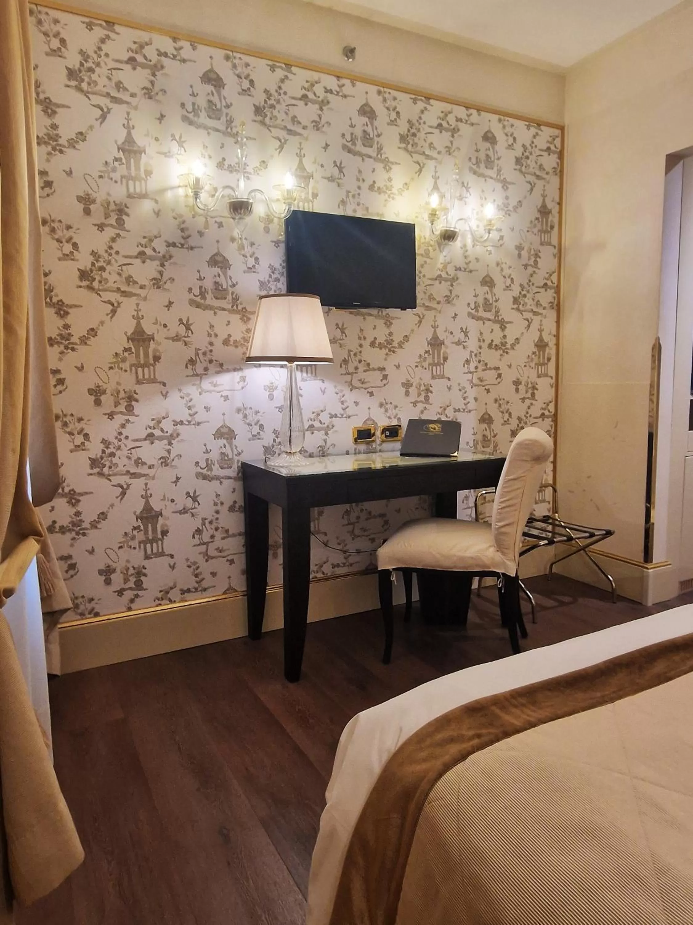 Bedroom, Bed in Hotel A La Commedia