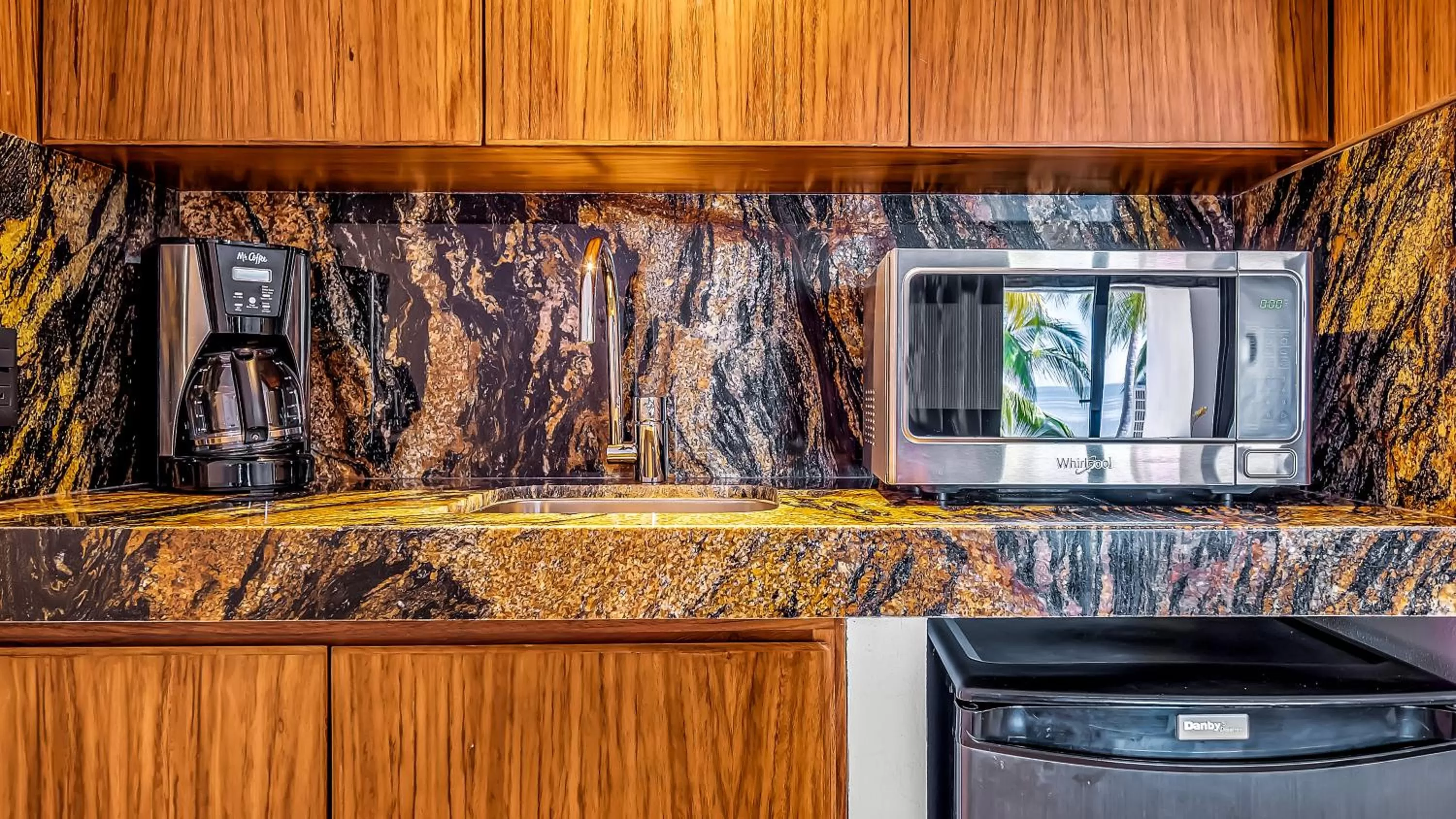 Coffee/tea facilities in Marboka Hotel & Suites