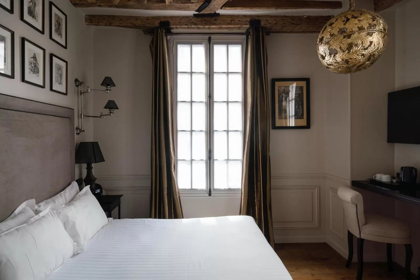 Bed in Hotel Saint-Louis en L'Isle - Notre-Dame