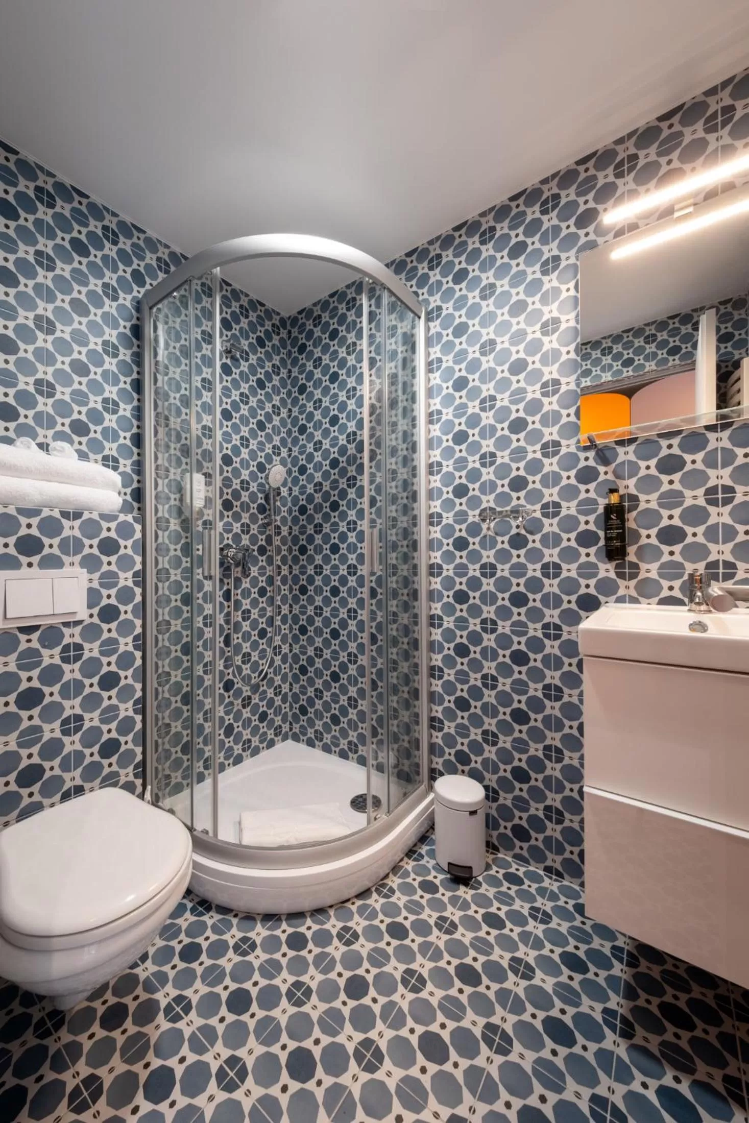 Shower in Berlin Studios