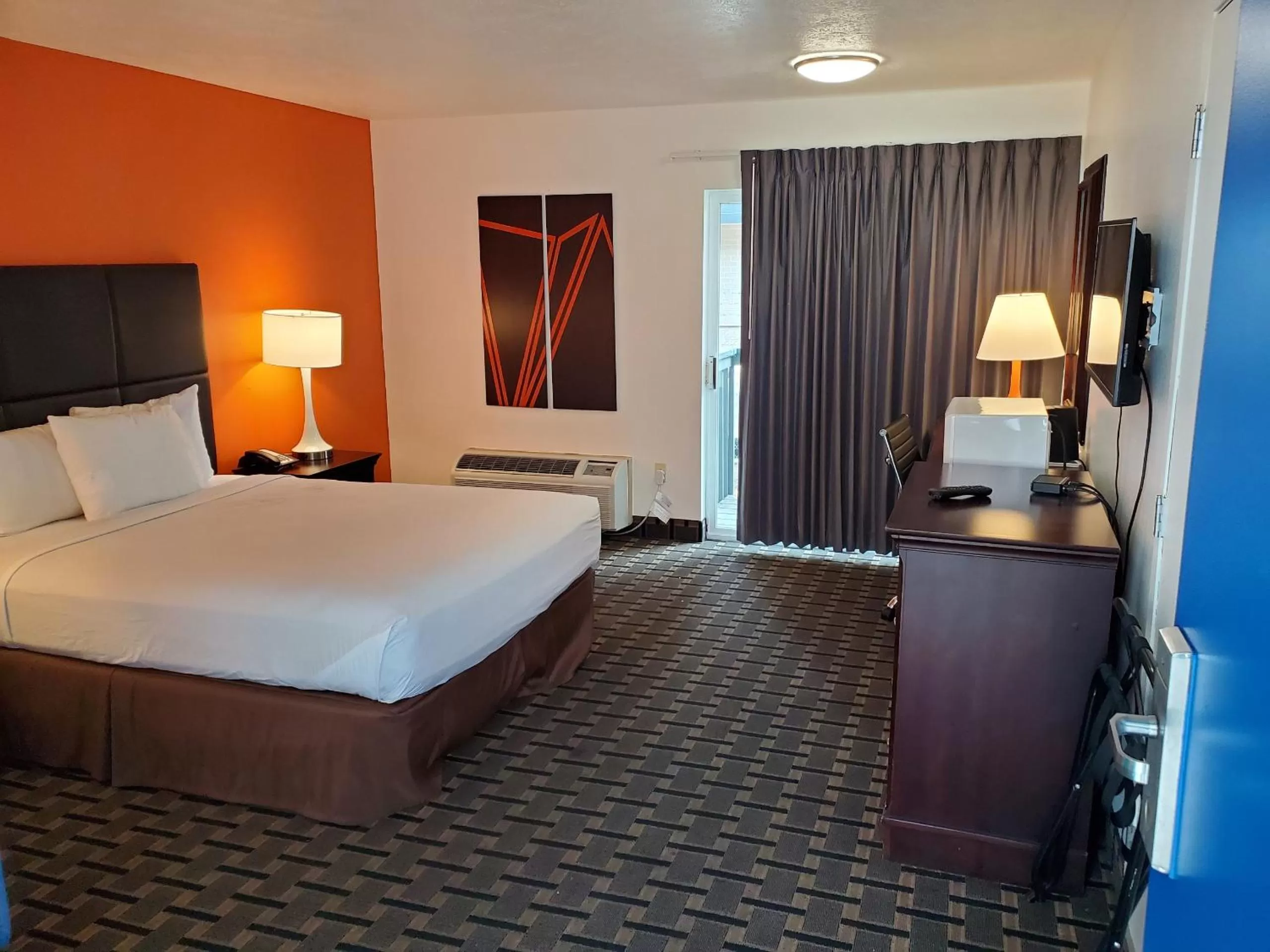 Photo of the whole room, Bed in Howard Johnson by Wyndham Spokane North