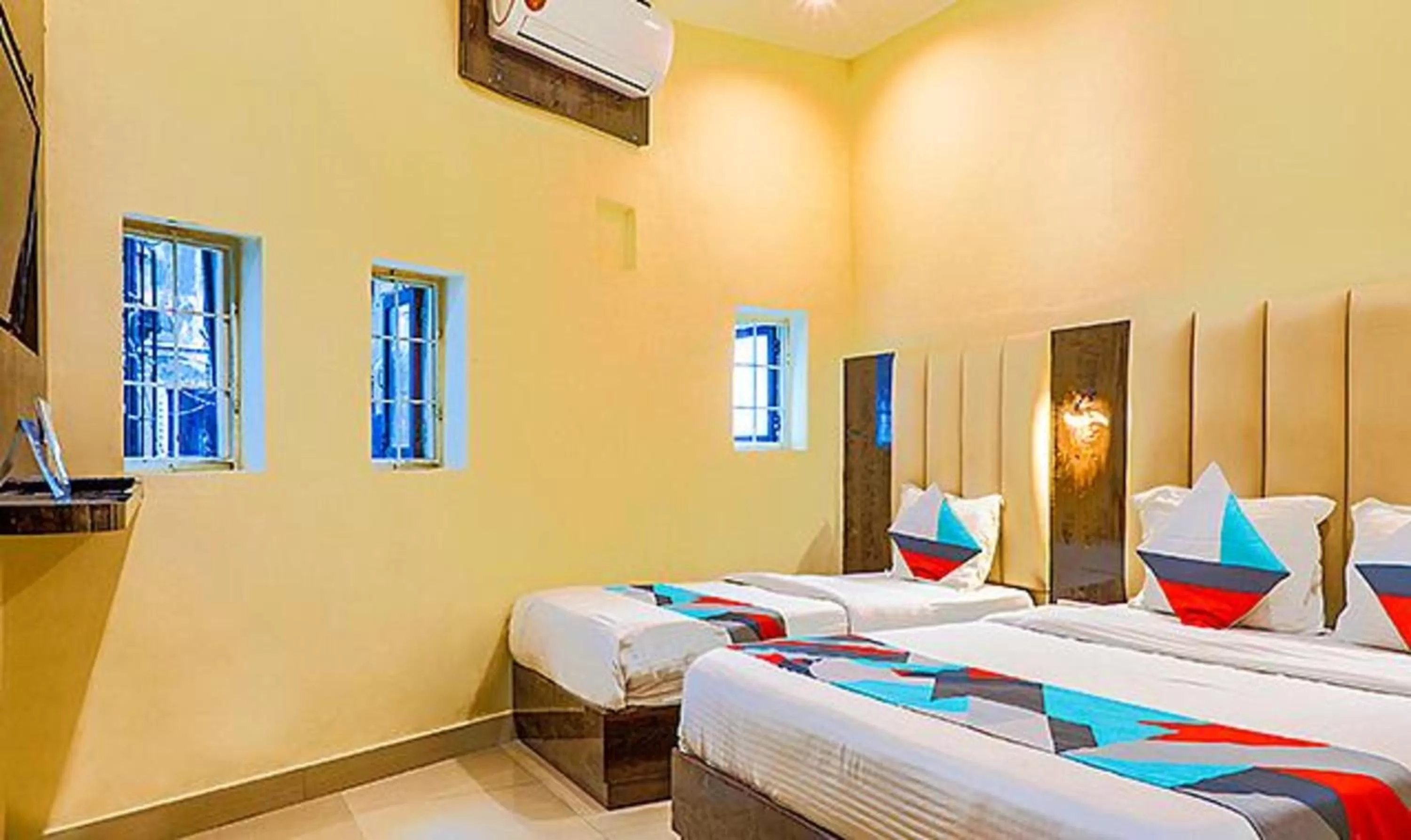 Bed in FabExpress Gateway Inn