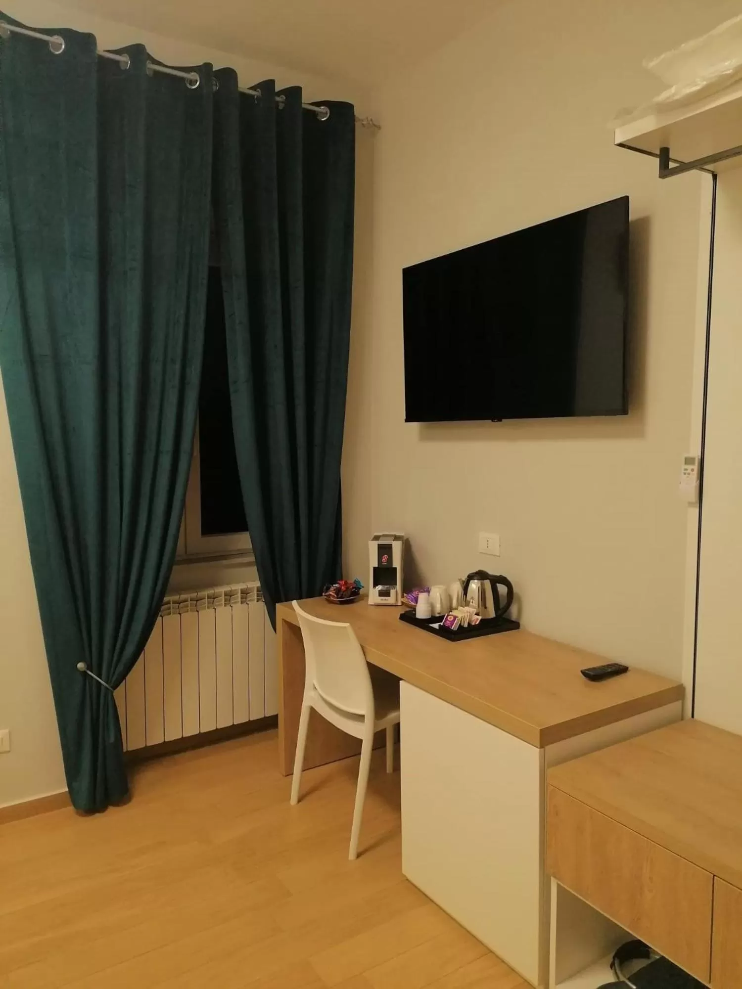 TV and multimedia, TV/Entertainment Center in Nike Luxury Rooms