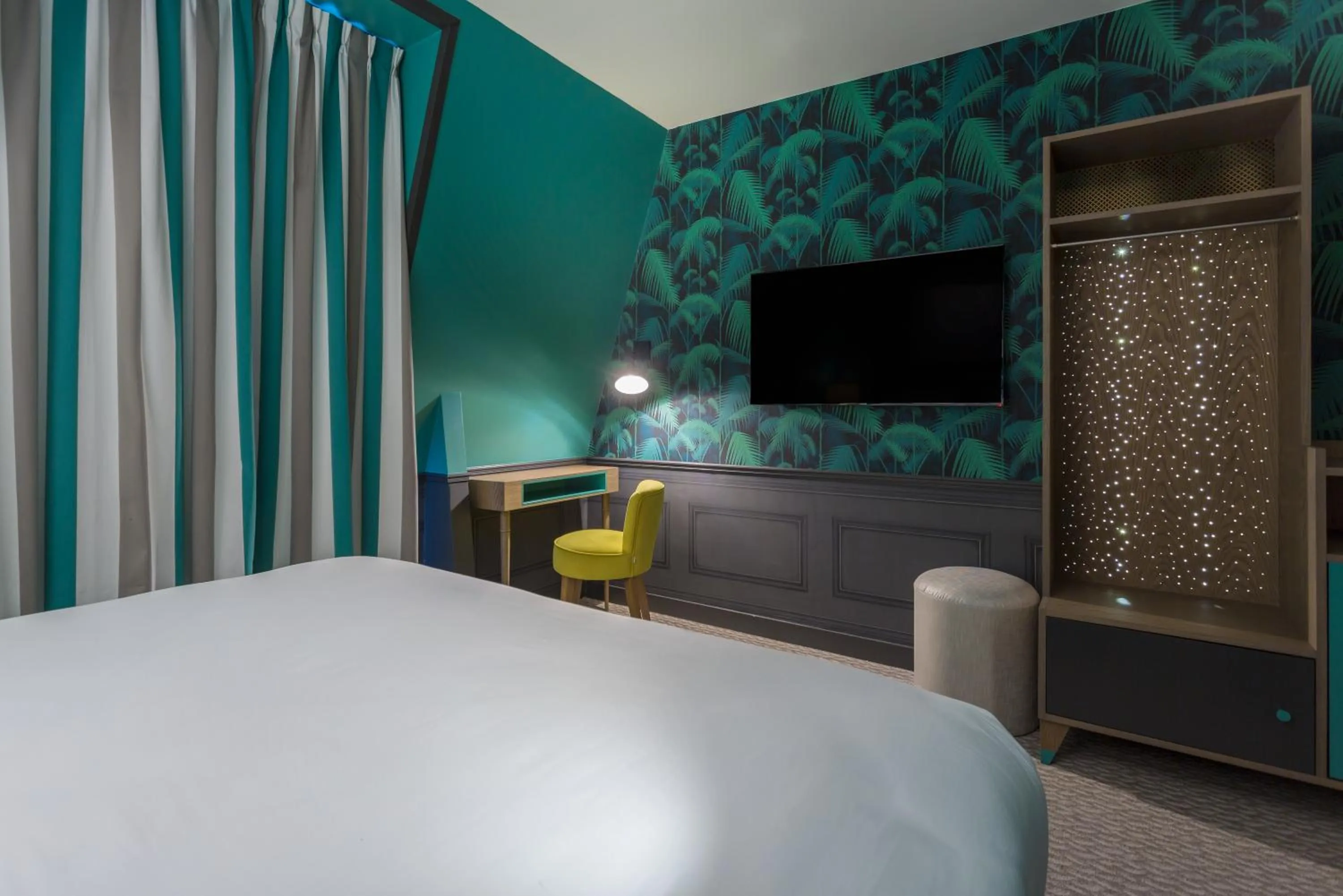 Bed in Hôtel La Parizienne - Proche Montparnasse