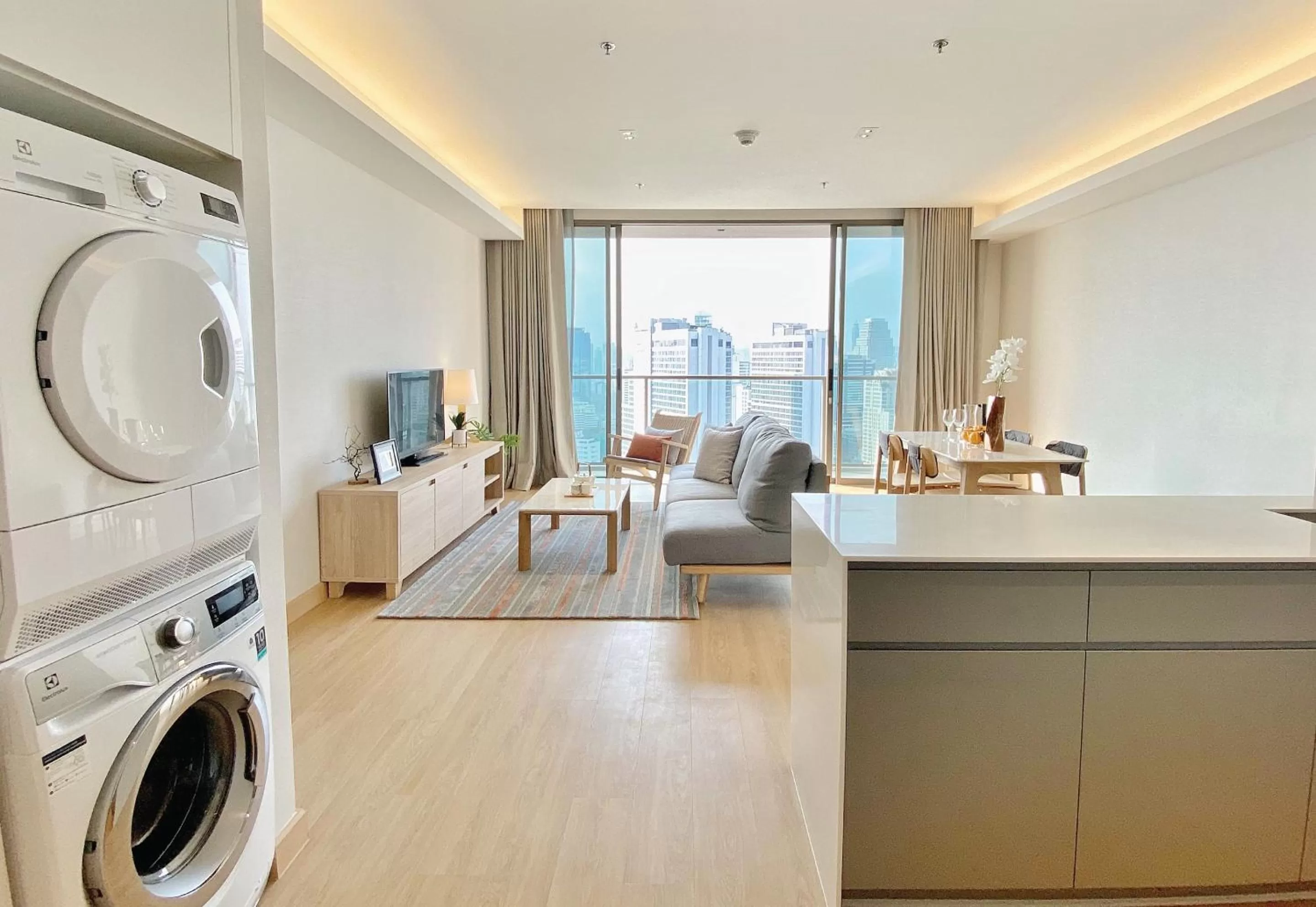 TV and multimedia in Oakwood Suites Bangkok