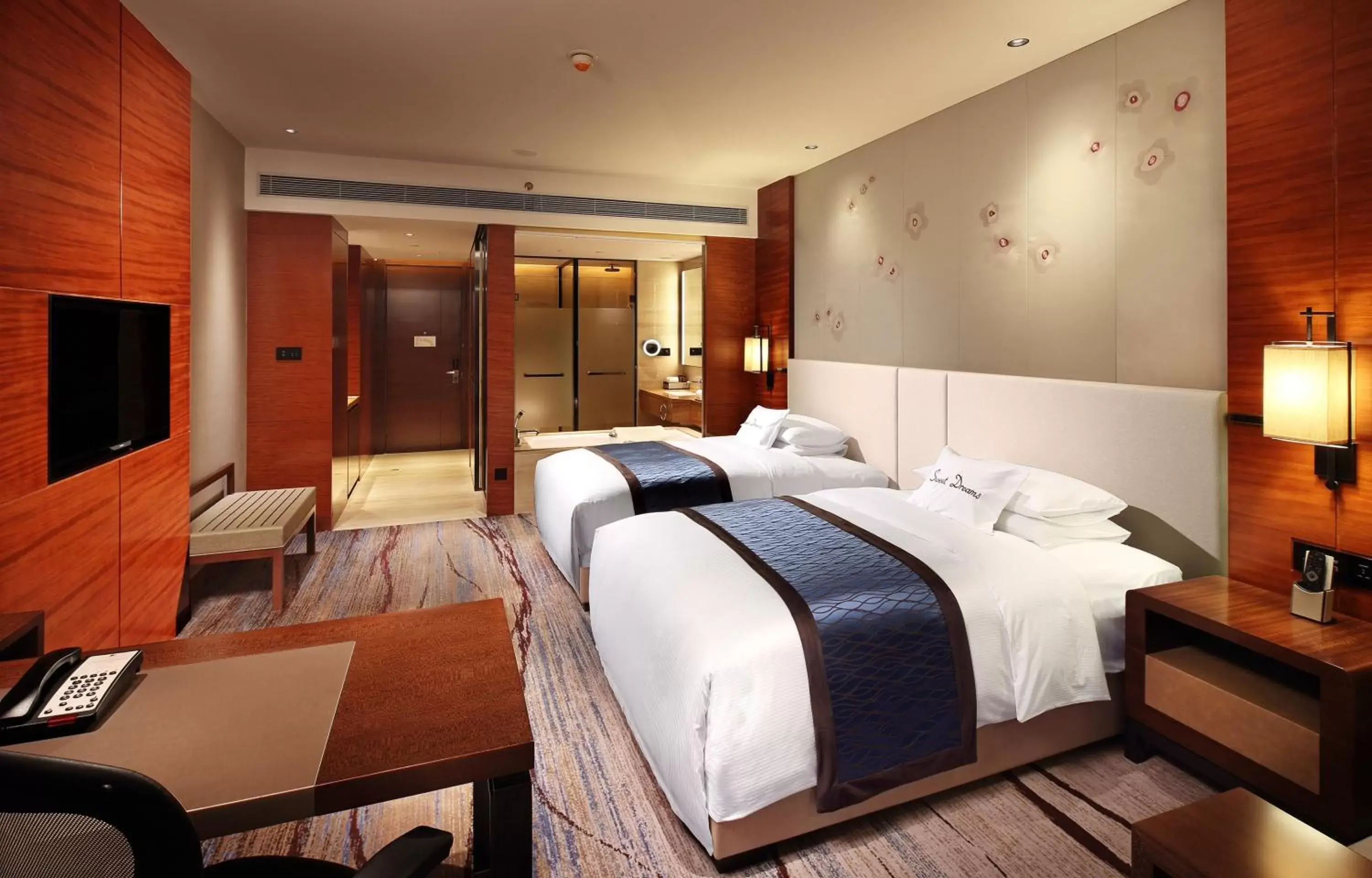 Guest Twin Room with Garden View in DoubleTree by Hilton Guangzhou Science City-Free Shuttle Bus Service During Canton Fair Period Guest Twin Room with Garden View in DoubleTree by Hilton Guangzhou Science City-Free Shuttle Bus Service During Canton Fair Period