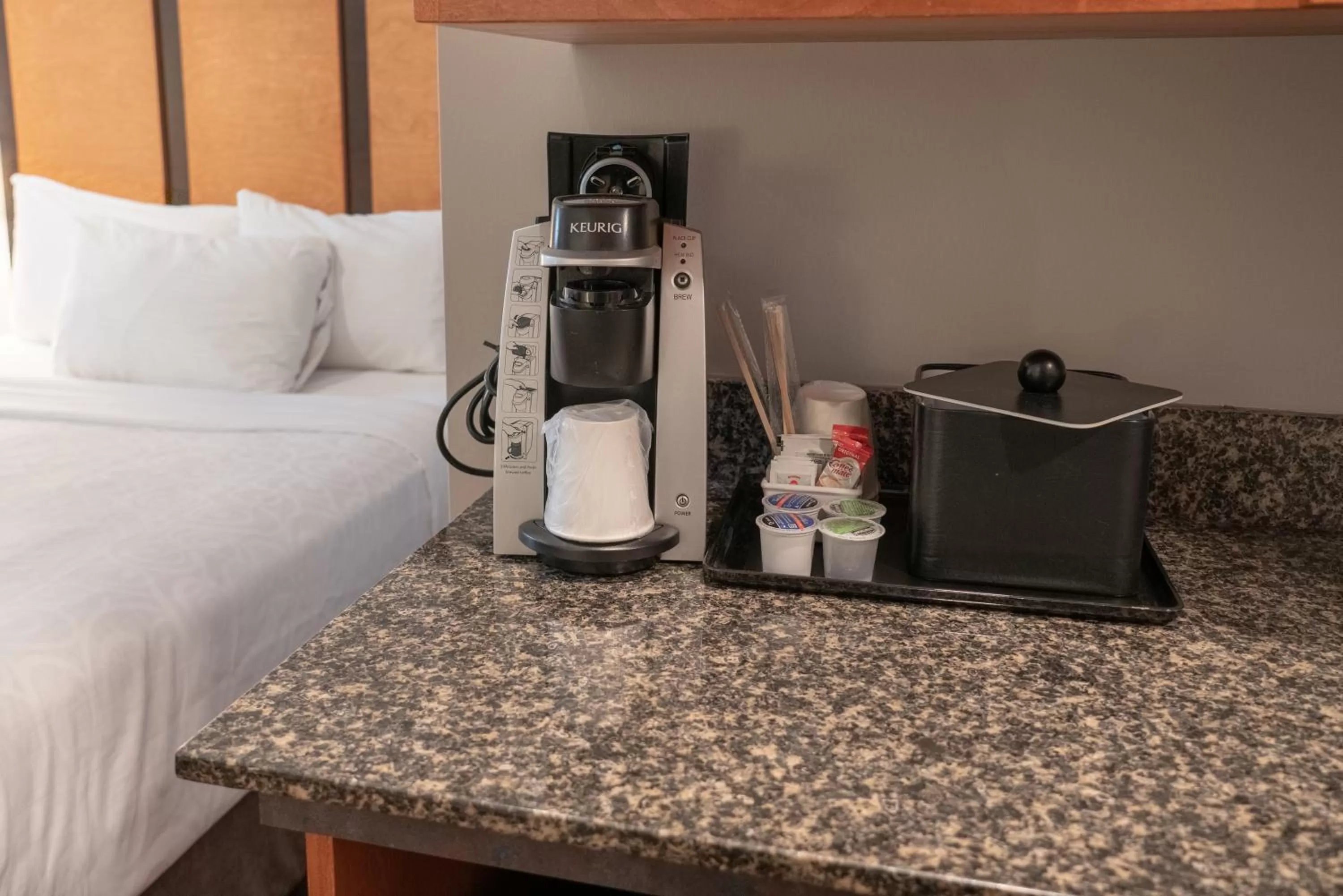 Coffee/tea facilities, Bed in Pocaterra Inn & Waterslide