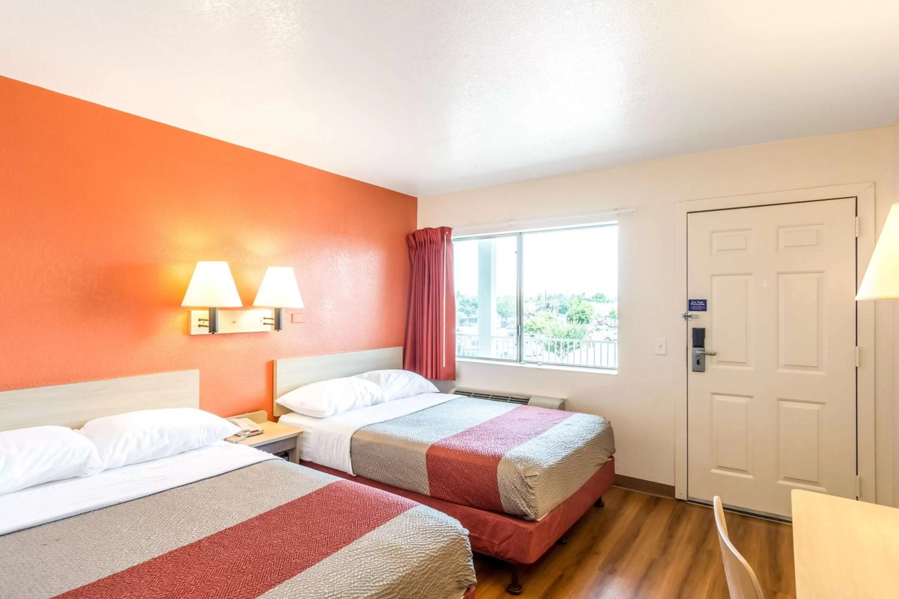 TV and multimedia, Bed in Motel 6-Redding, CA - Central
