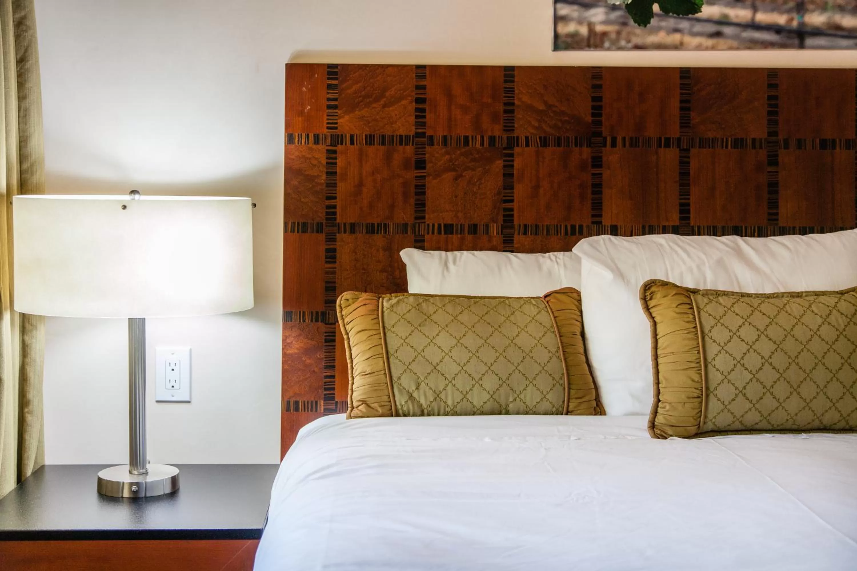 Bed in The Vendange Carmel Inn & Suites