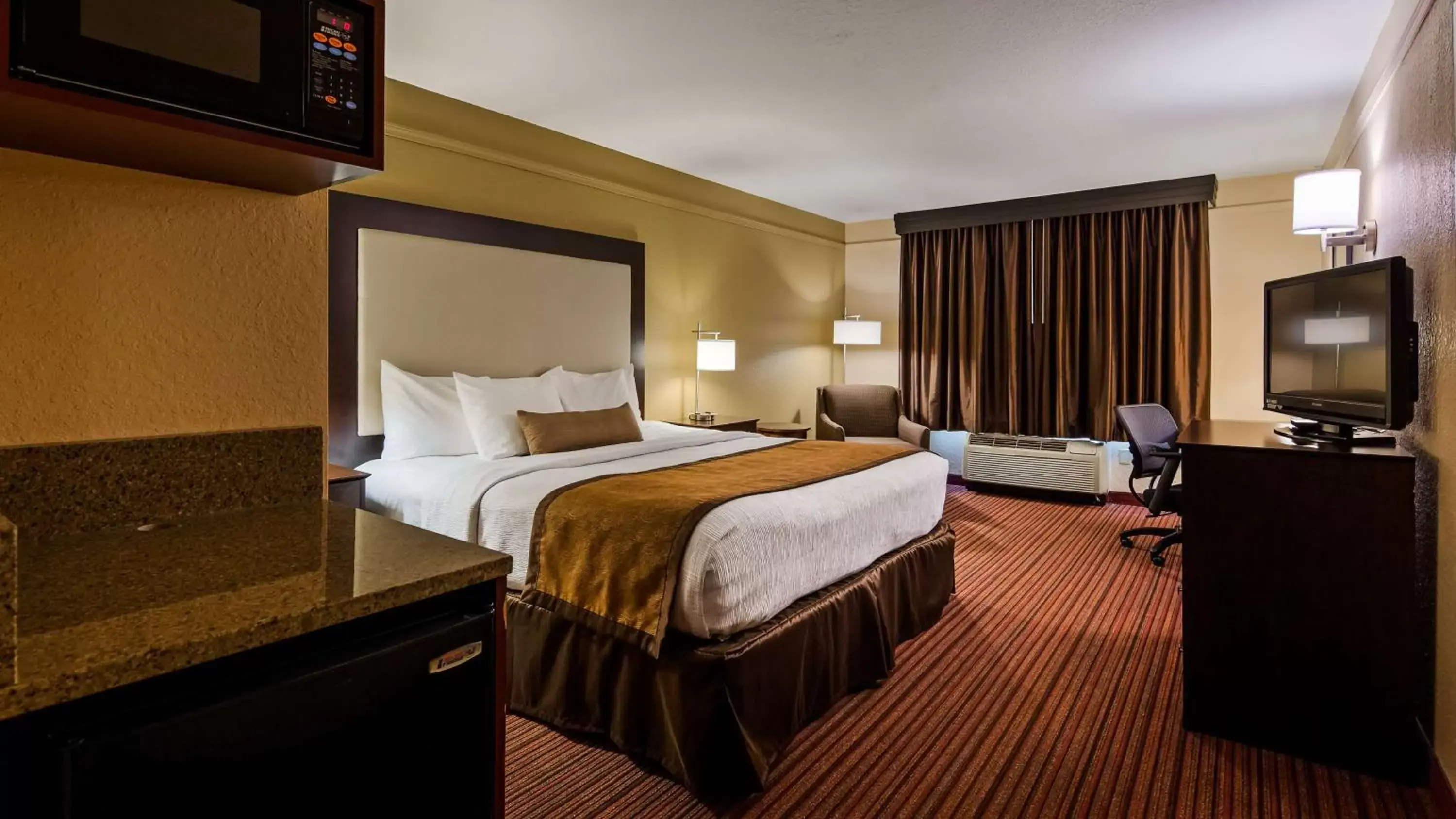 King Room with Roll-in Shower - Disability Access - Non-smoking in Best Western Plus Strawberry Inn & Suites King Room with Roll-in Shower - Disability Access - Non-smoking in Best Western Plus Strawberry Inn & Suites