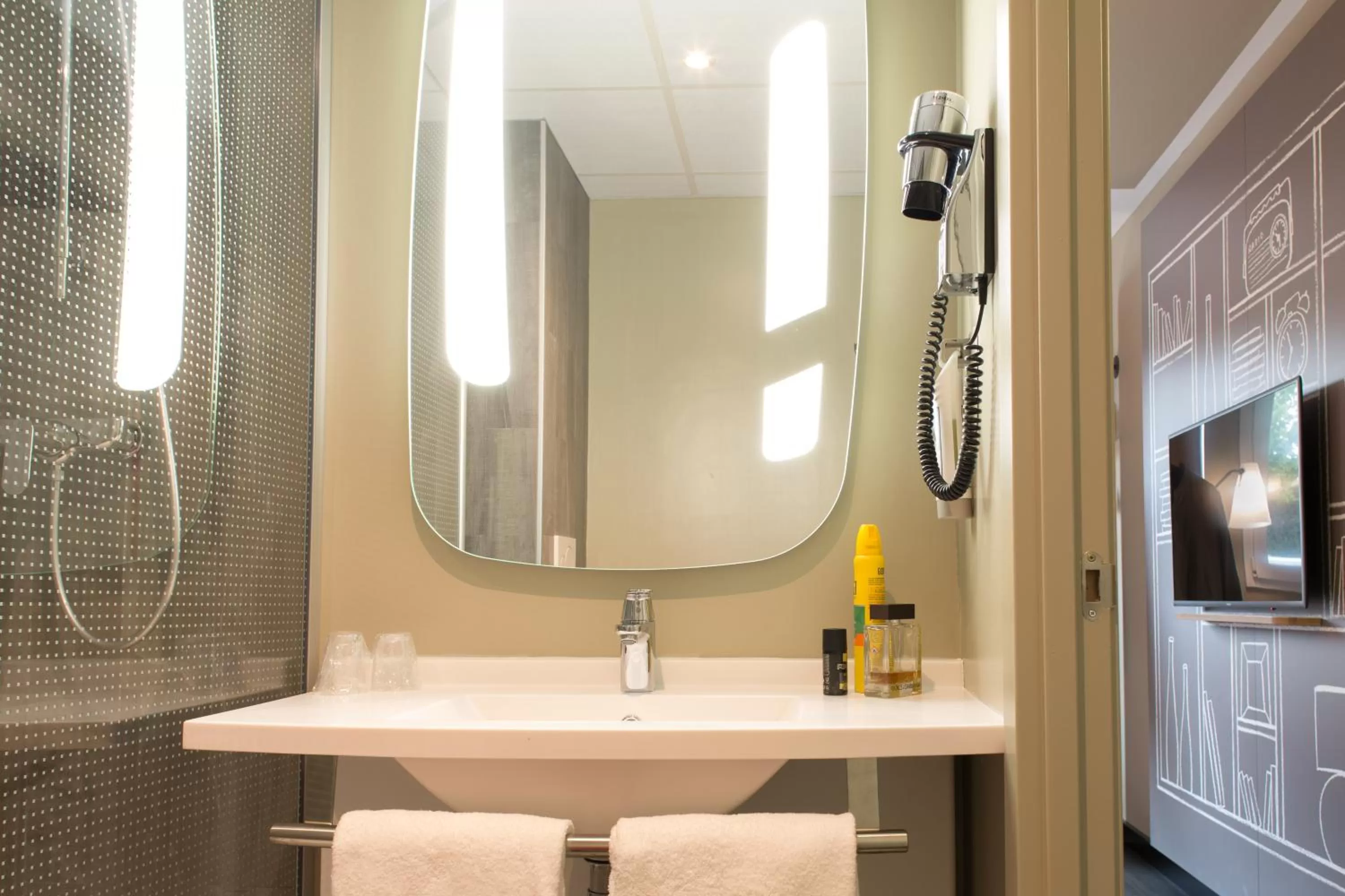 Bathroom in Ibis Madrid Fuenlabrada