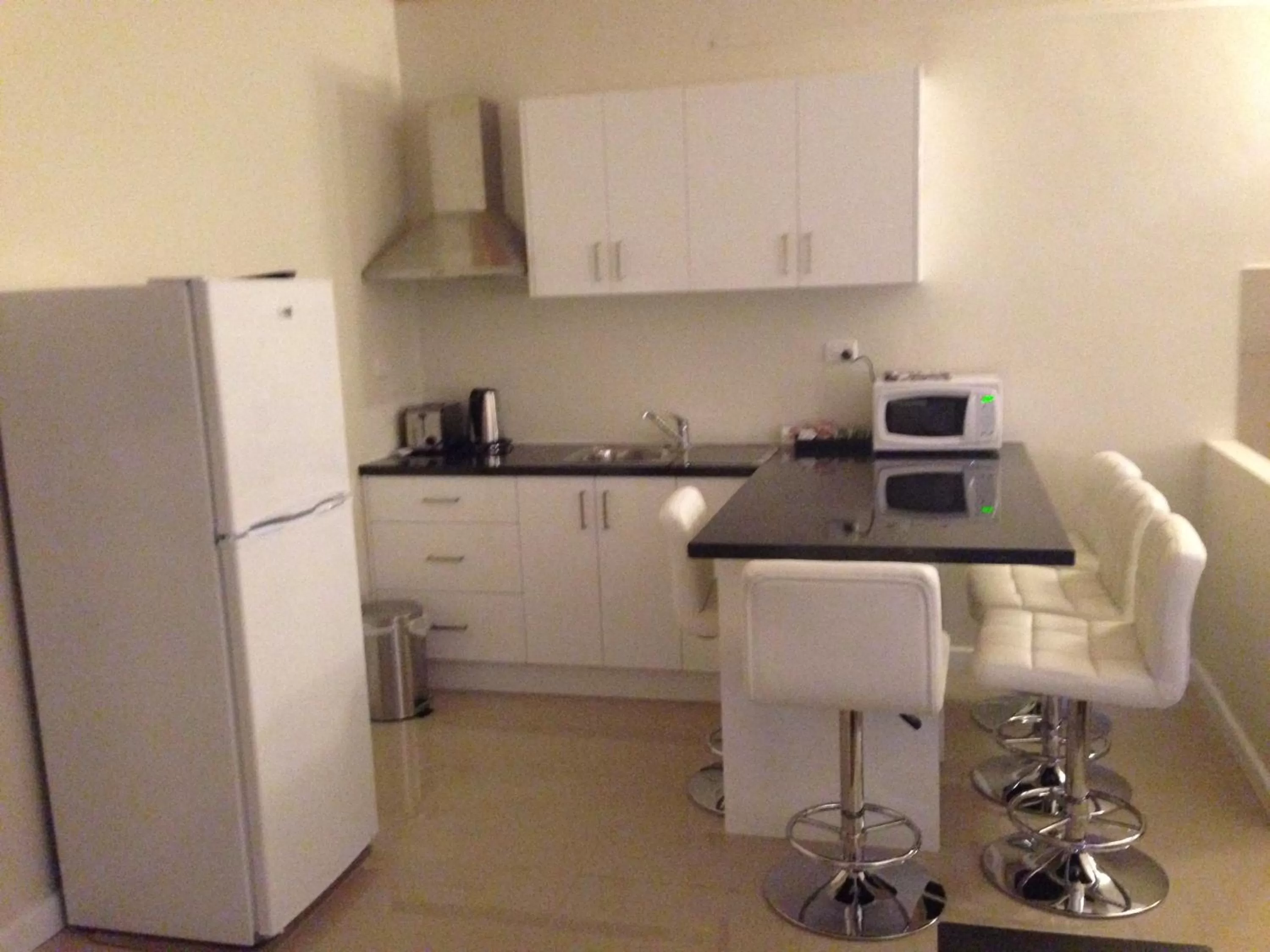 Kitchen or kitchenette in Avalon Motel