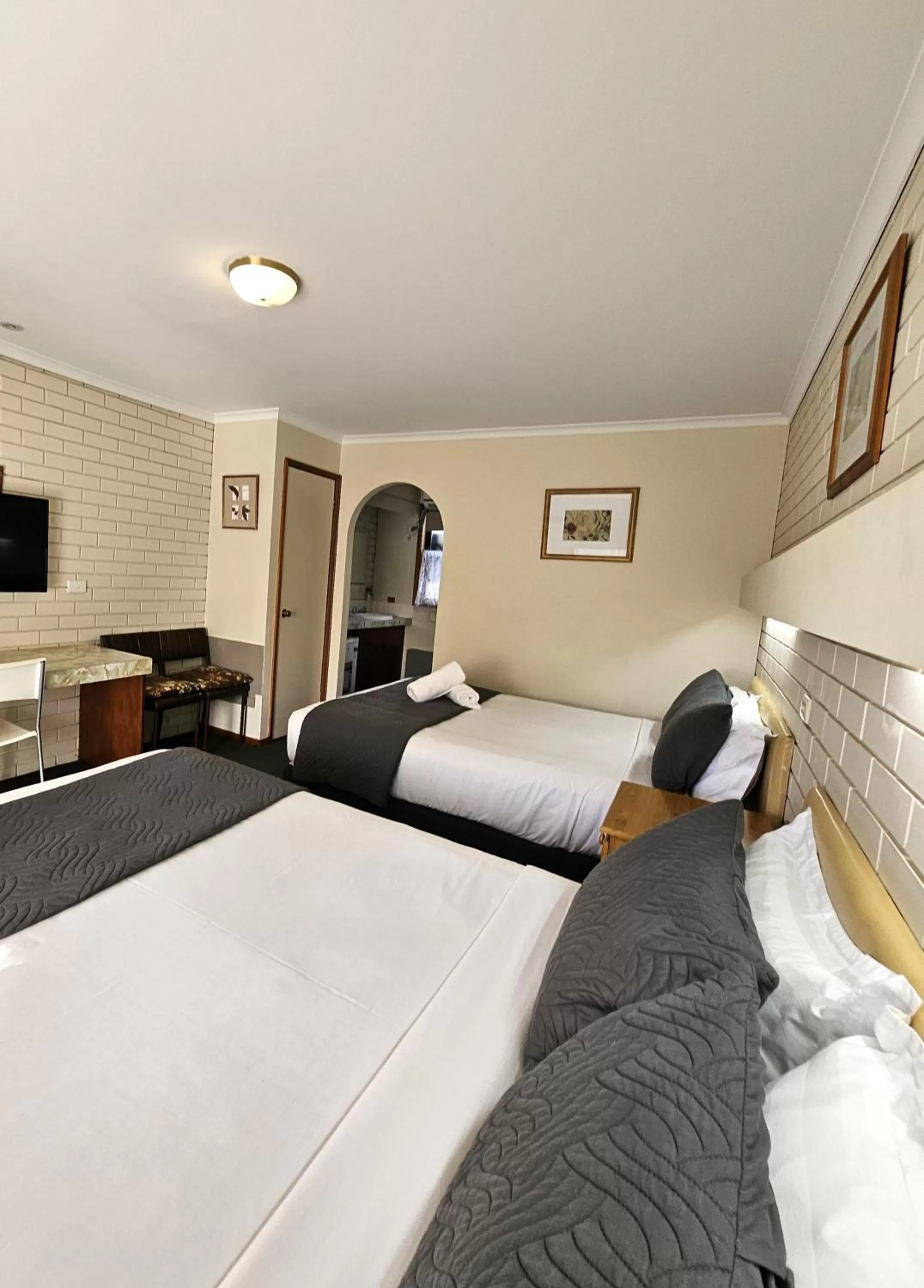 Bed in Alfred Motor Inn