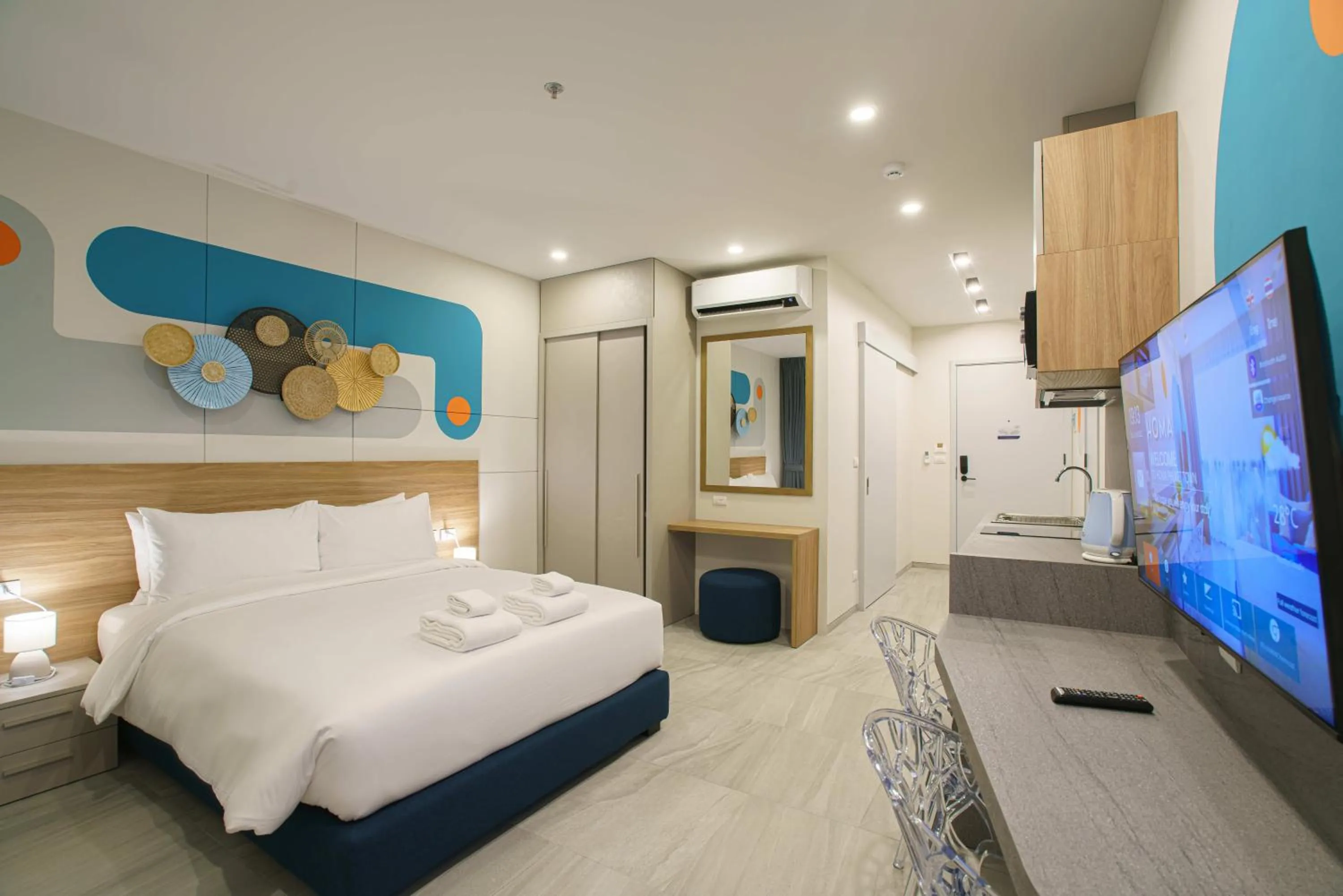 Photo of the whole room, Bed in HOMA Phuket Town