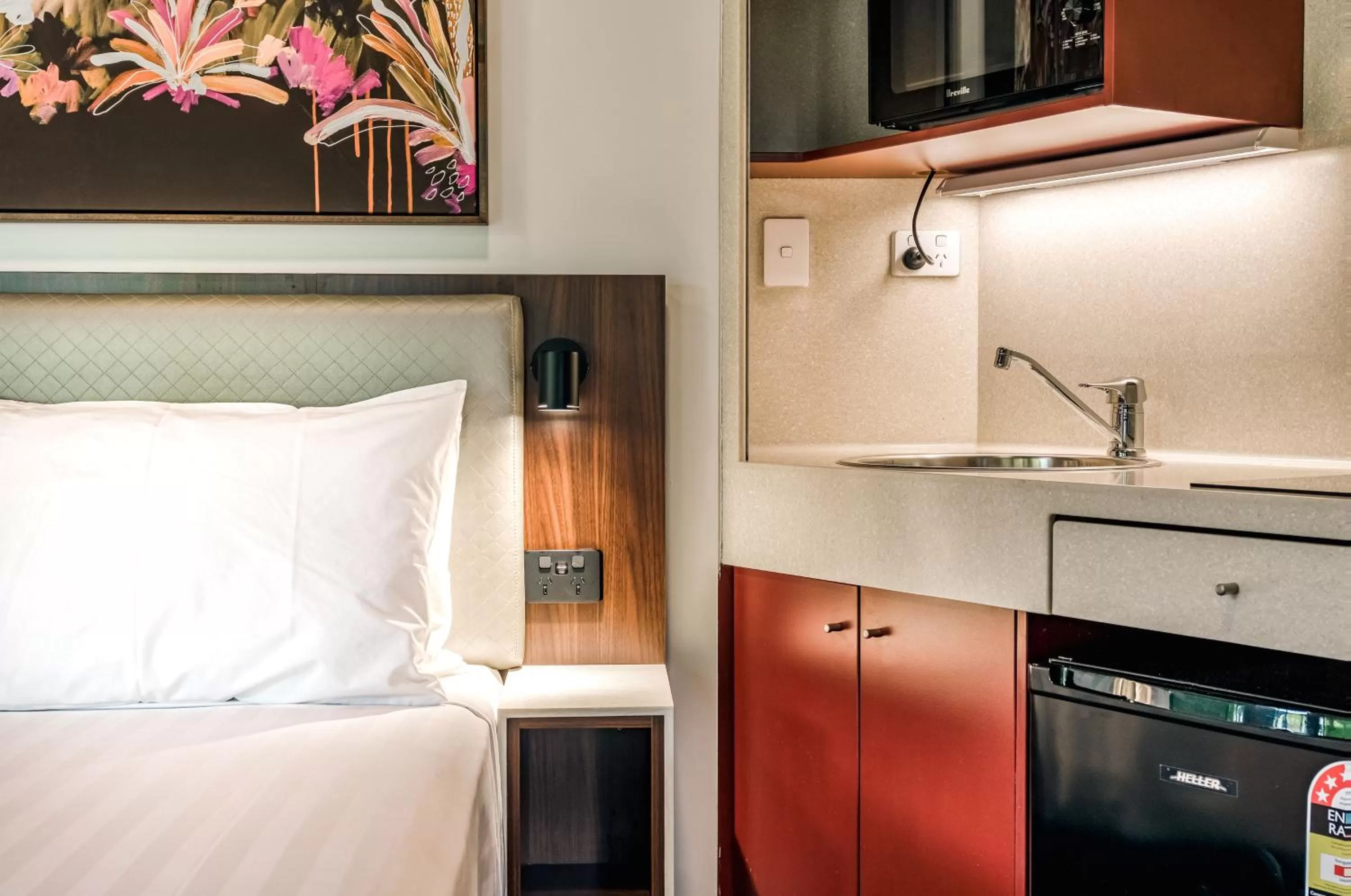 Kitchen or kitchenette, Bed in Palms City Resort