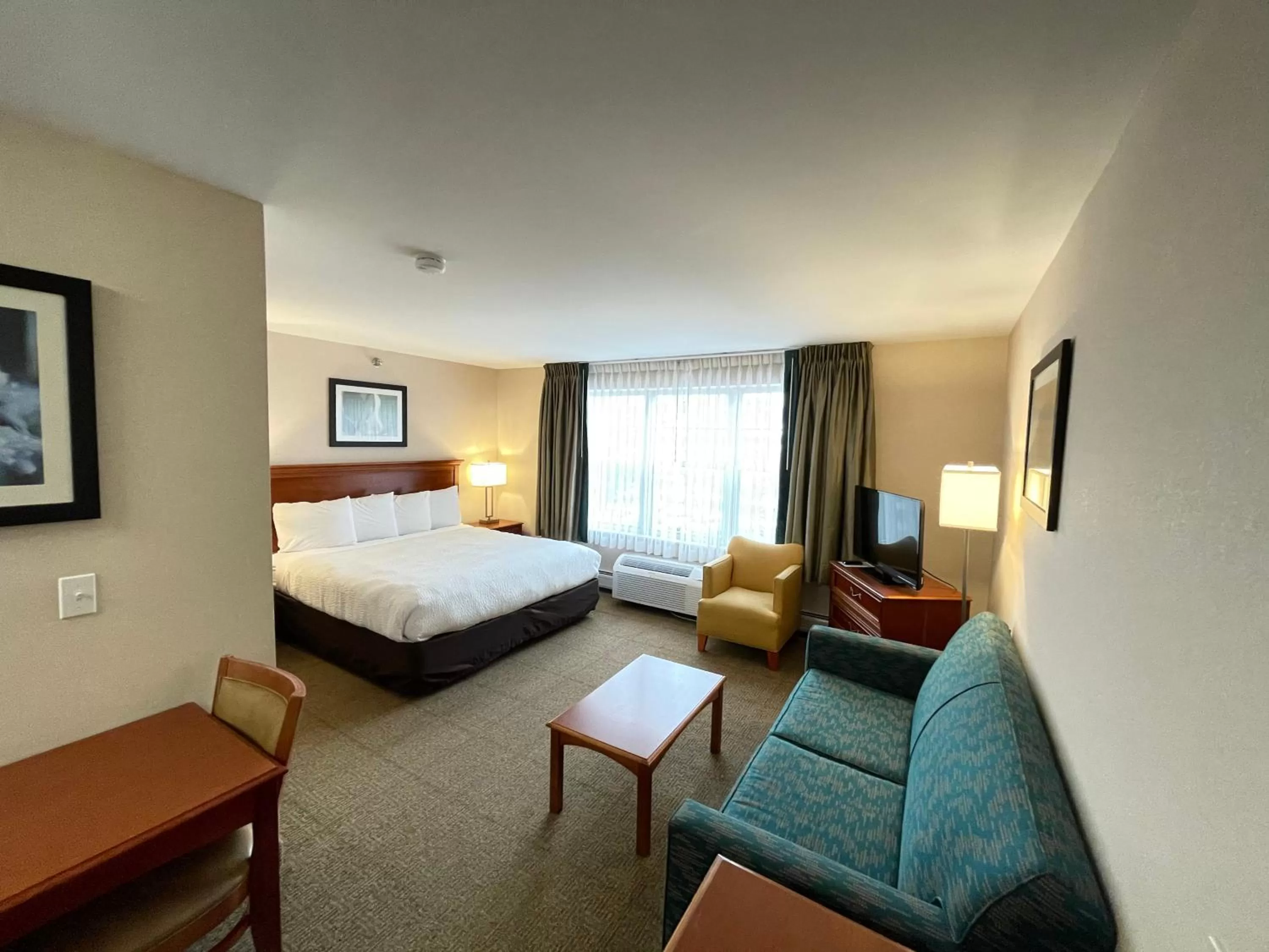 One-Bedroom King Suite in Smart Suites, Ascend Hotel Collection