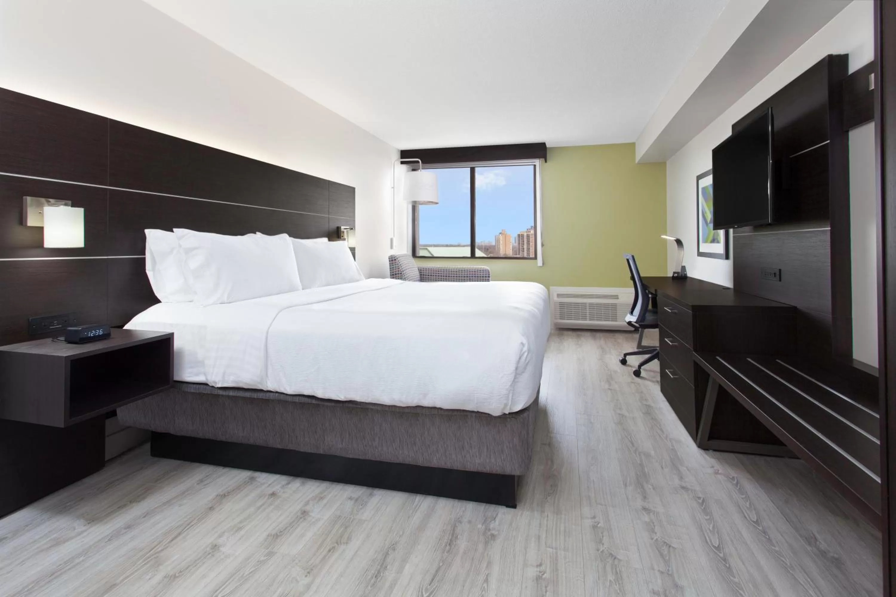 Photo of the whole room, Bed in Holiday Inn Express & Suites Mississauga-Toronto Southwest by IHG