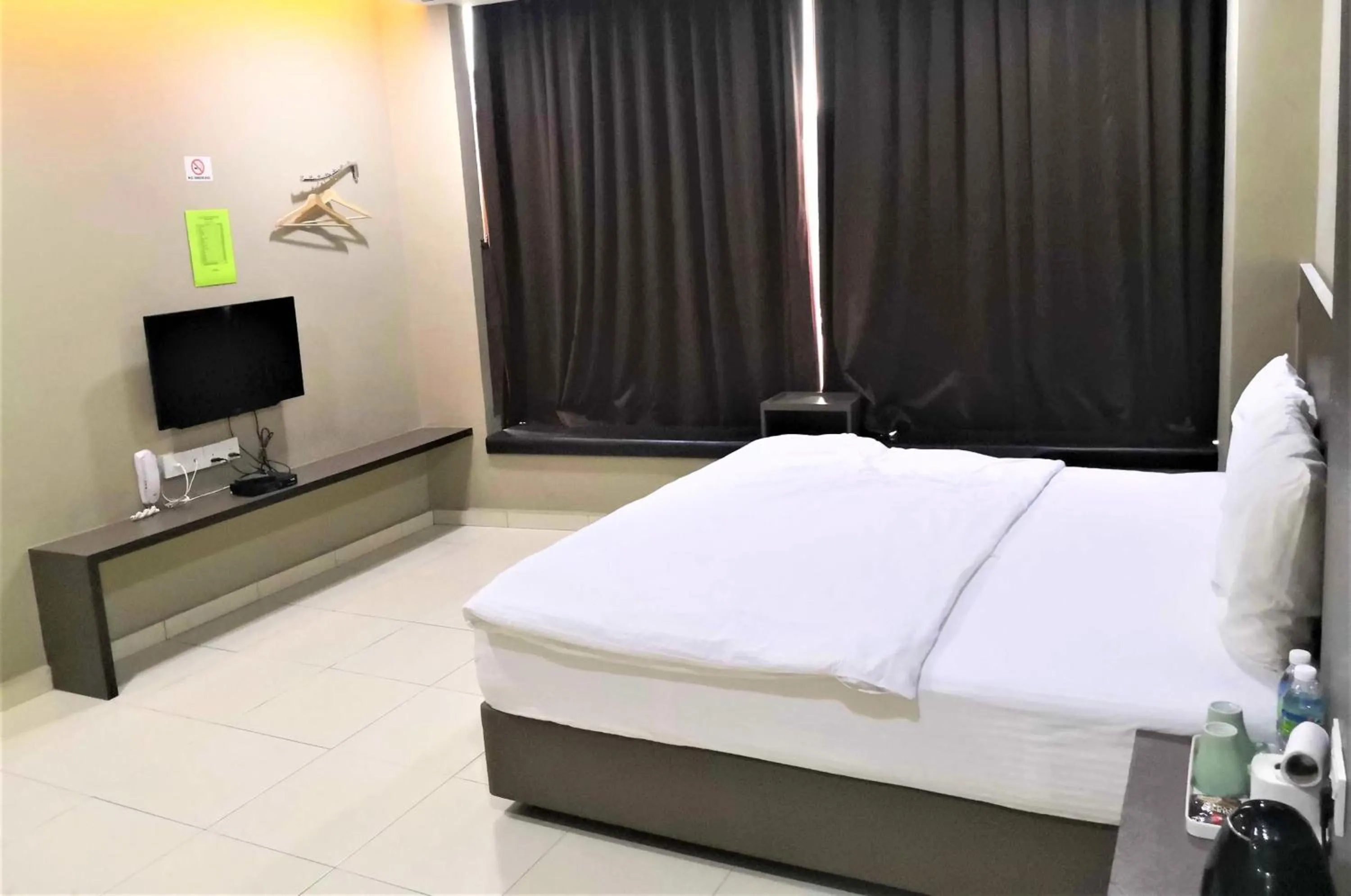 Bedroom, Bed in Tropika Garden Hotel Kulai