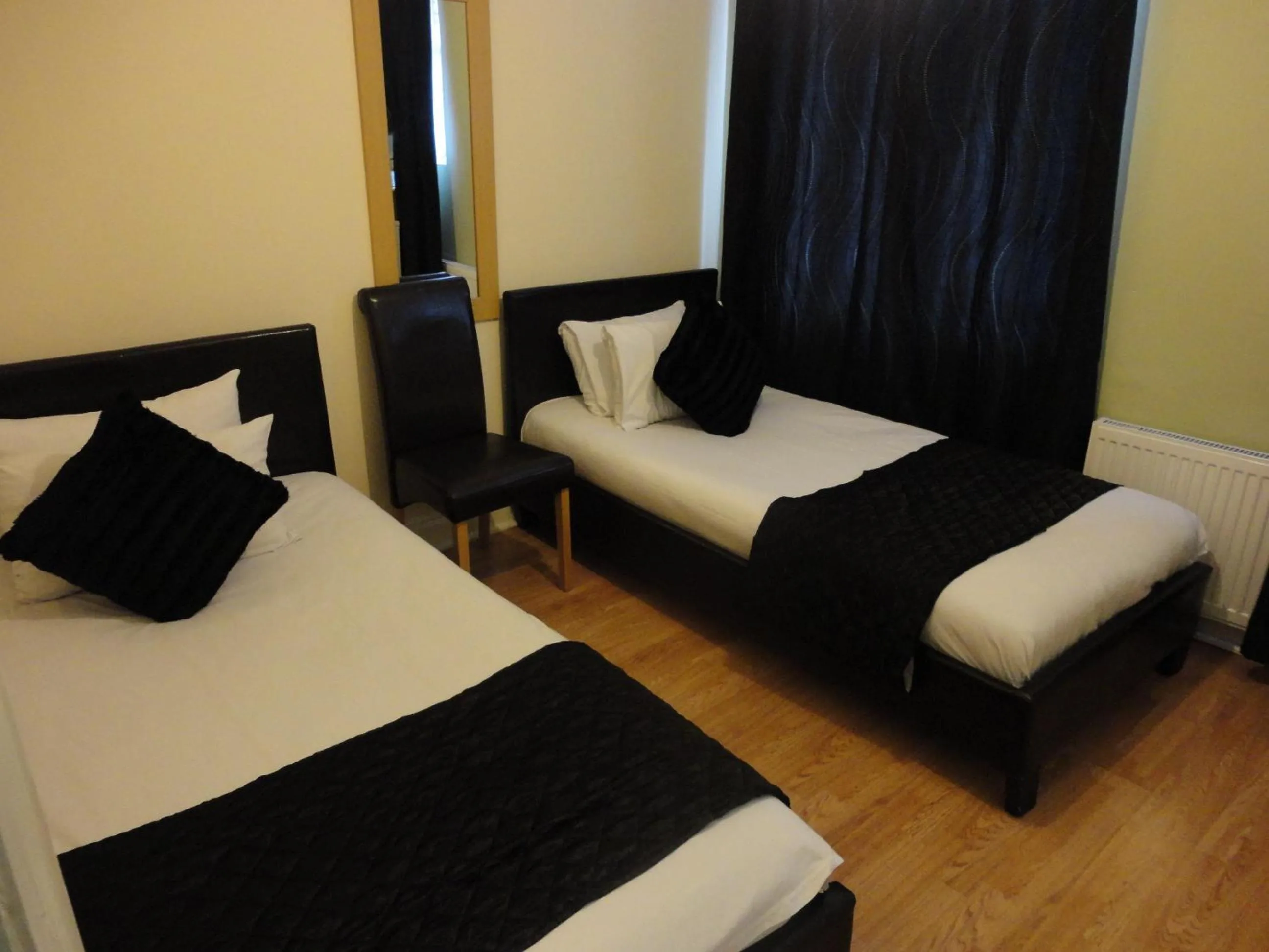 Photo of the whole room, Bed in City View Hotel - Roman Road Market