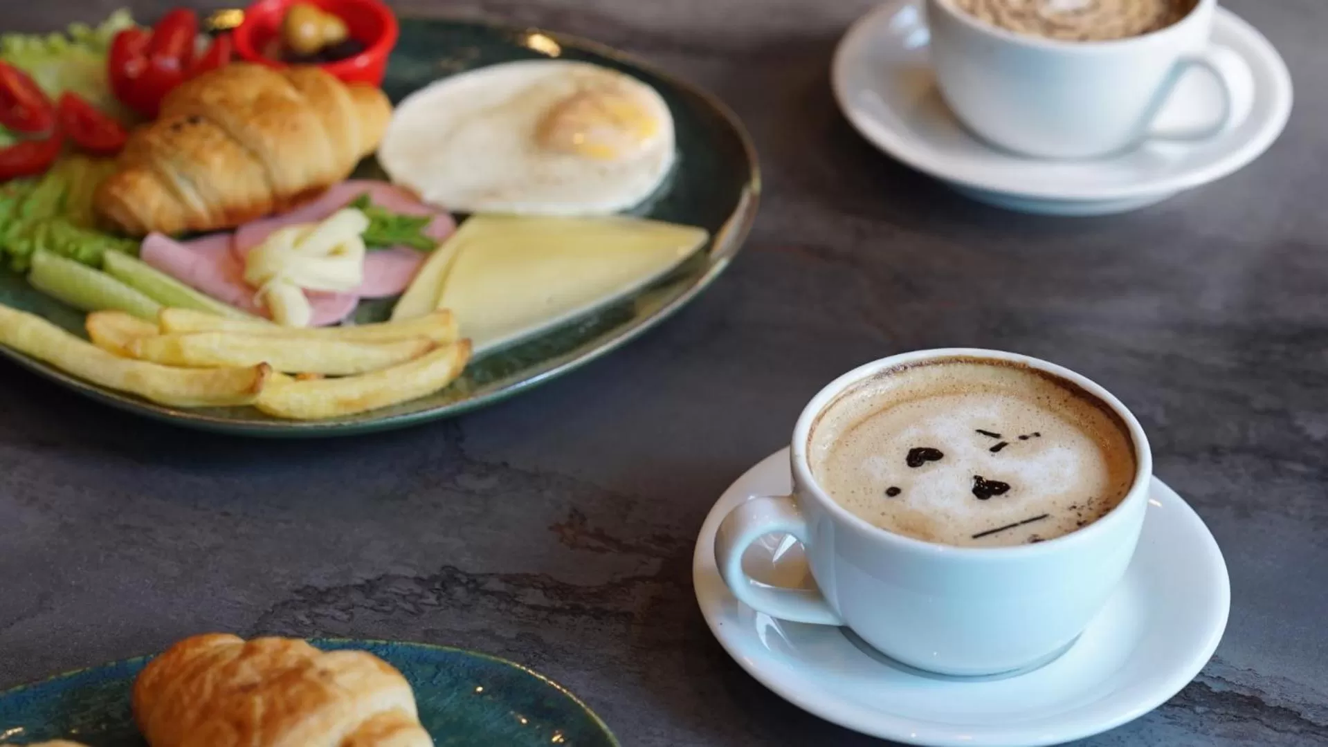 Food and drinks in Homey AirPort Hotel