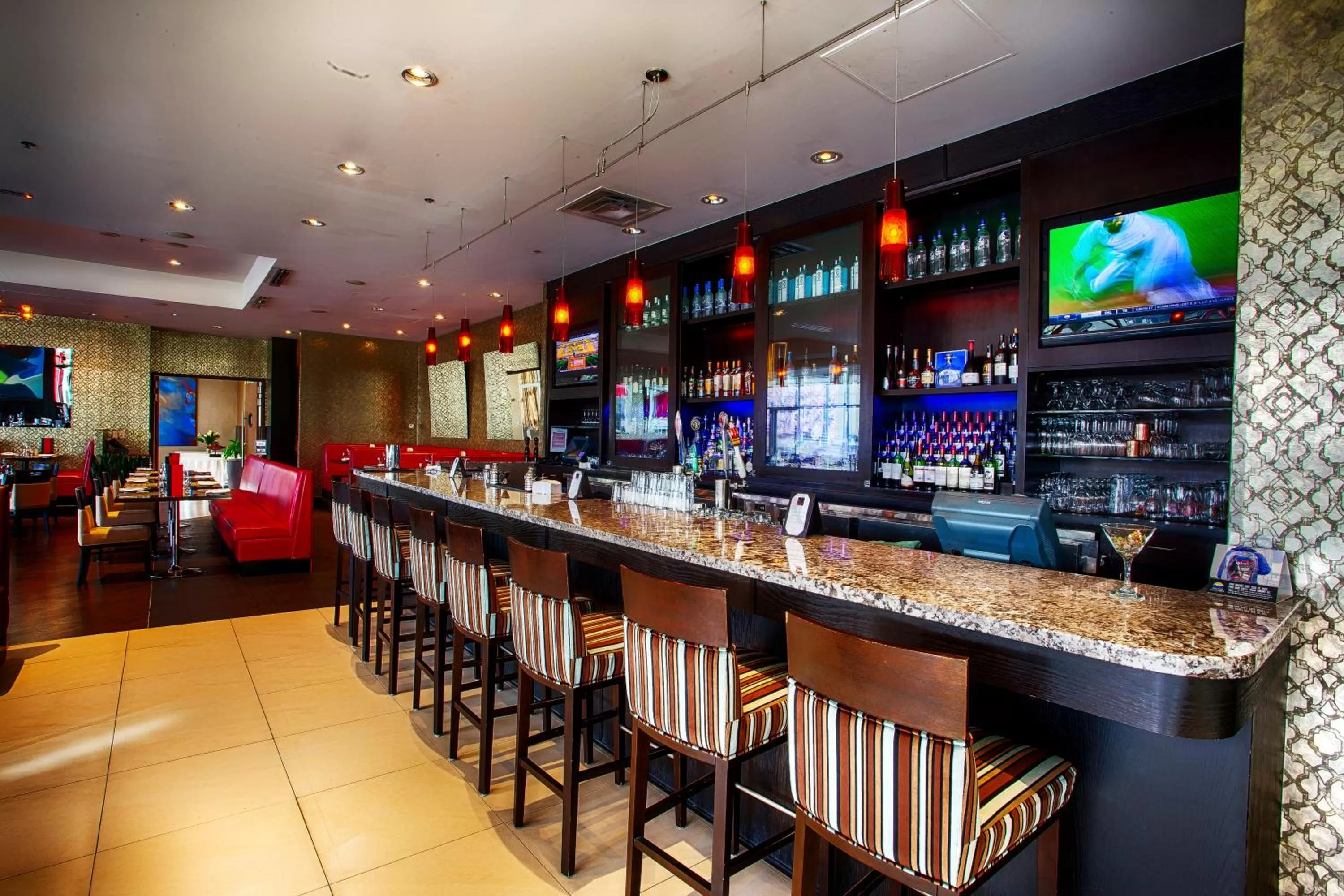 Restaurant/places to eat in Pinnacle Hotel at the Pier