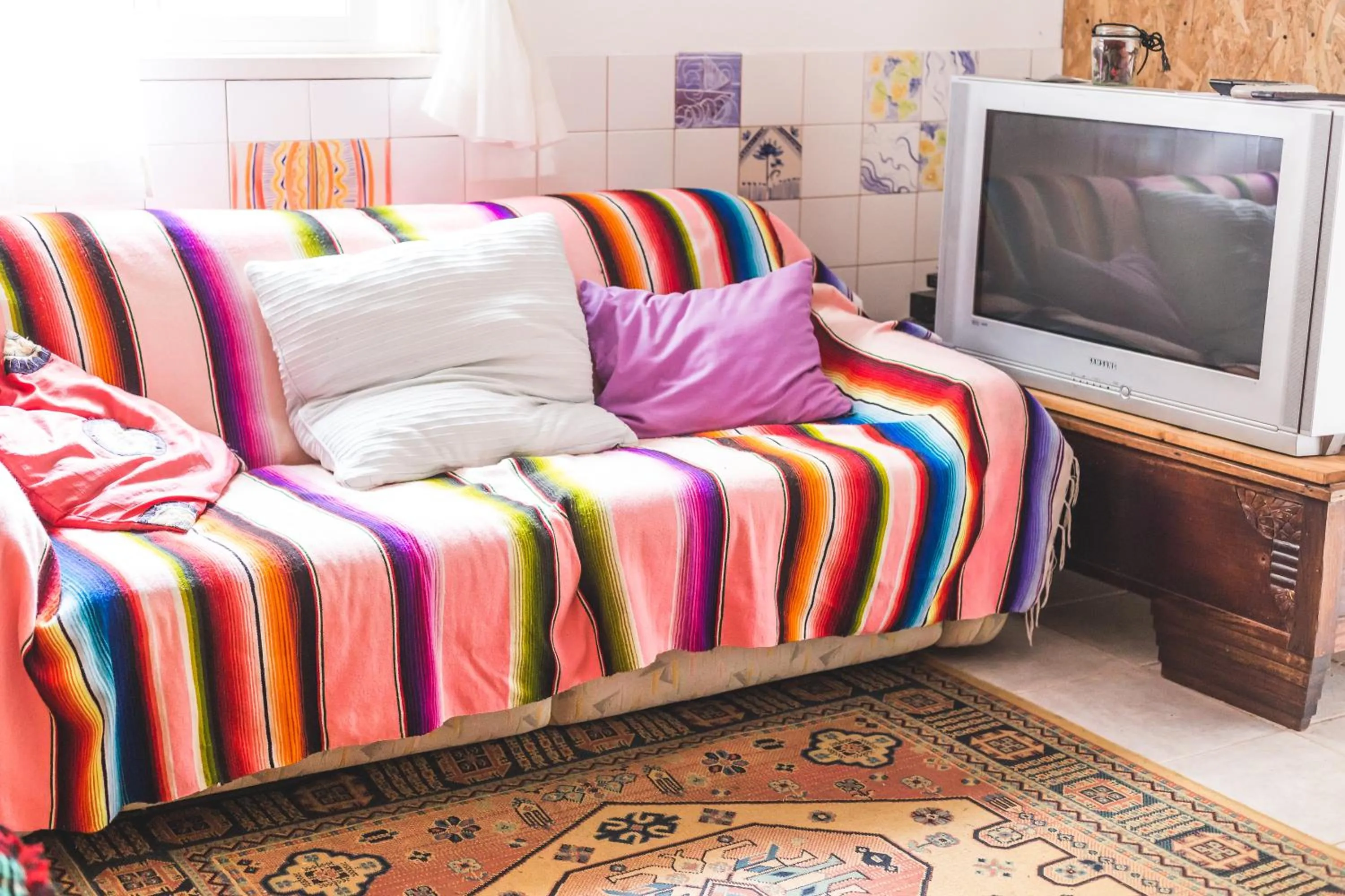 Communal lounge/ TV room in Ericeira Chill Hill Hostel & Private Rooms