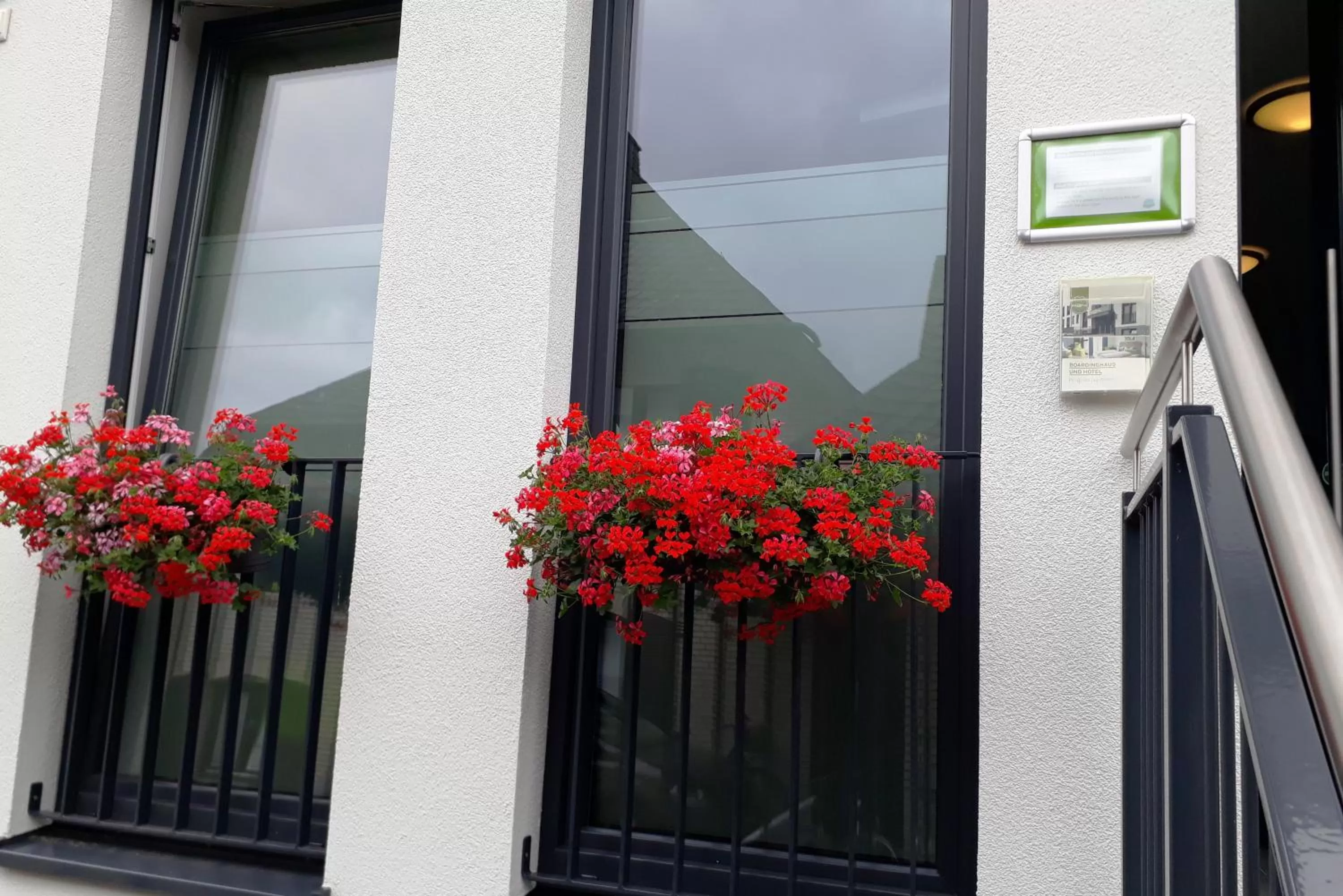 Property building in Hotel M24 - Alle Zimmer mit Küchenzeile