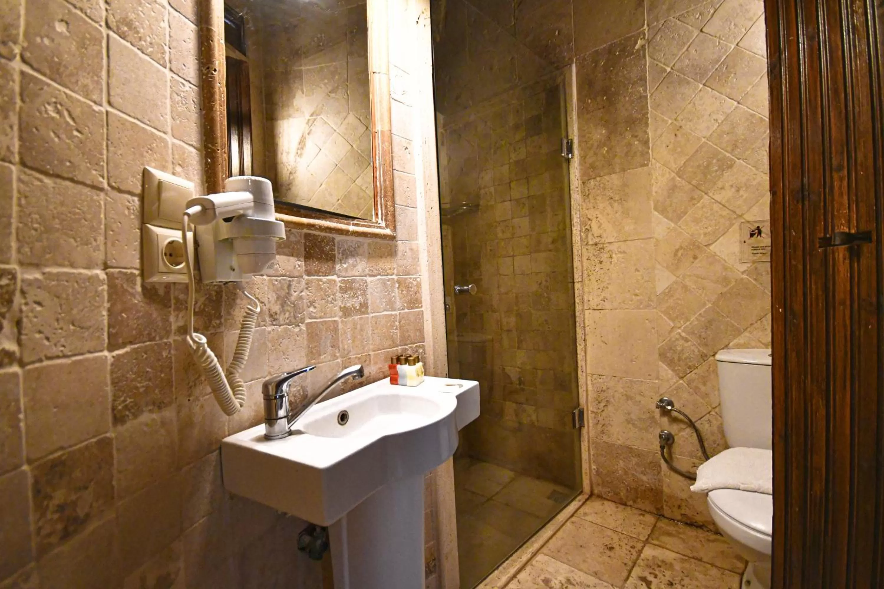 Shower in Shoestring Cave House