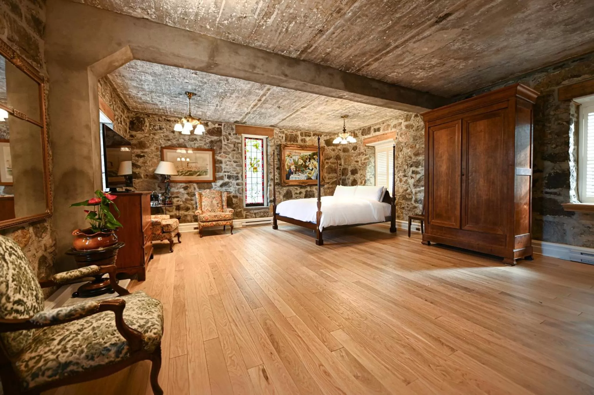 Bedroom, Bed in StoneHaven Le Manoir - Relais & Châteaux