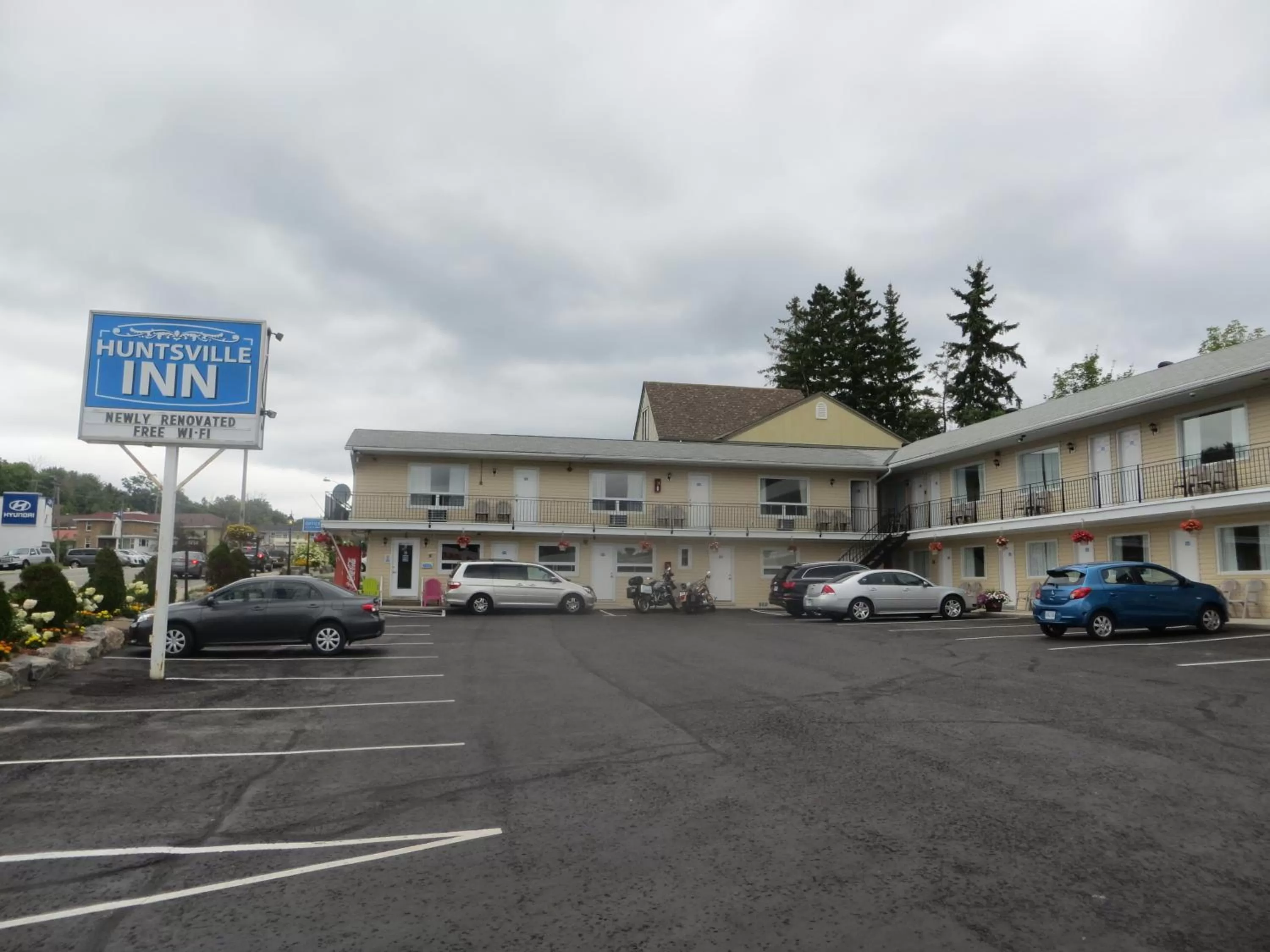Property building in Huntsville Inn
