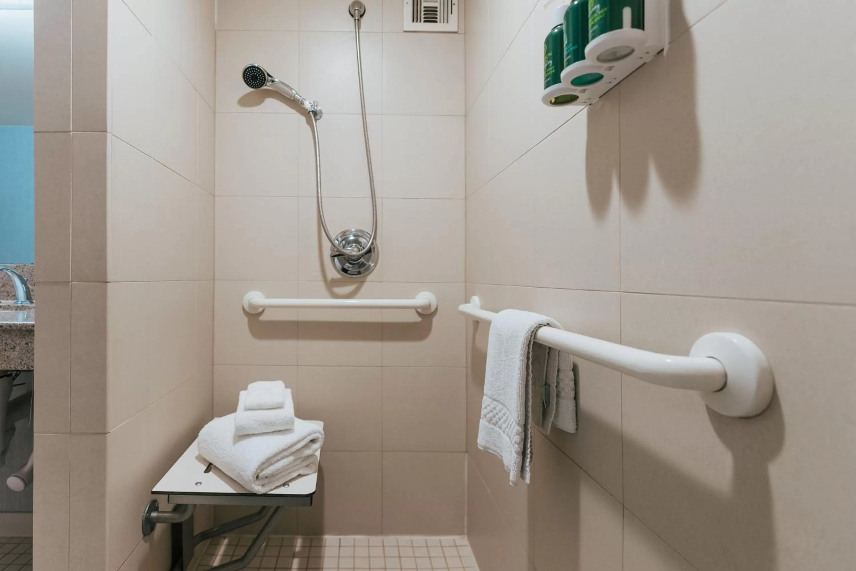 Bathroom in Courtyard by Marriott Los Angeles LAX / Century Boulevard