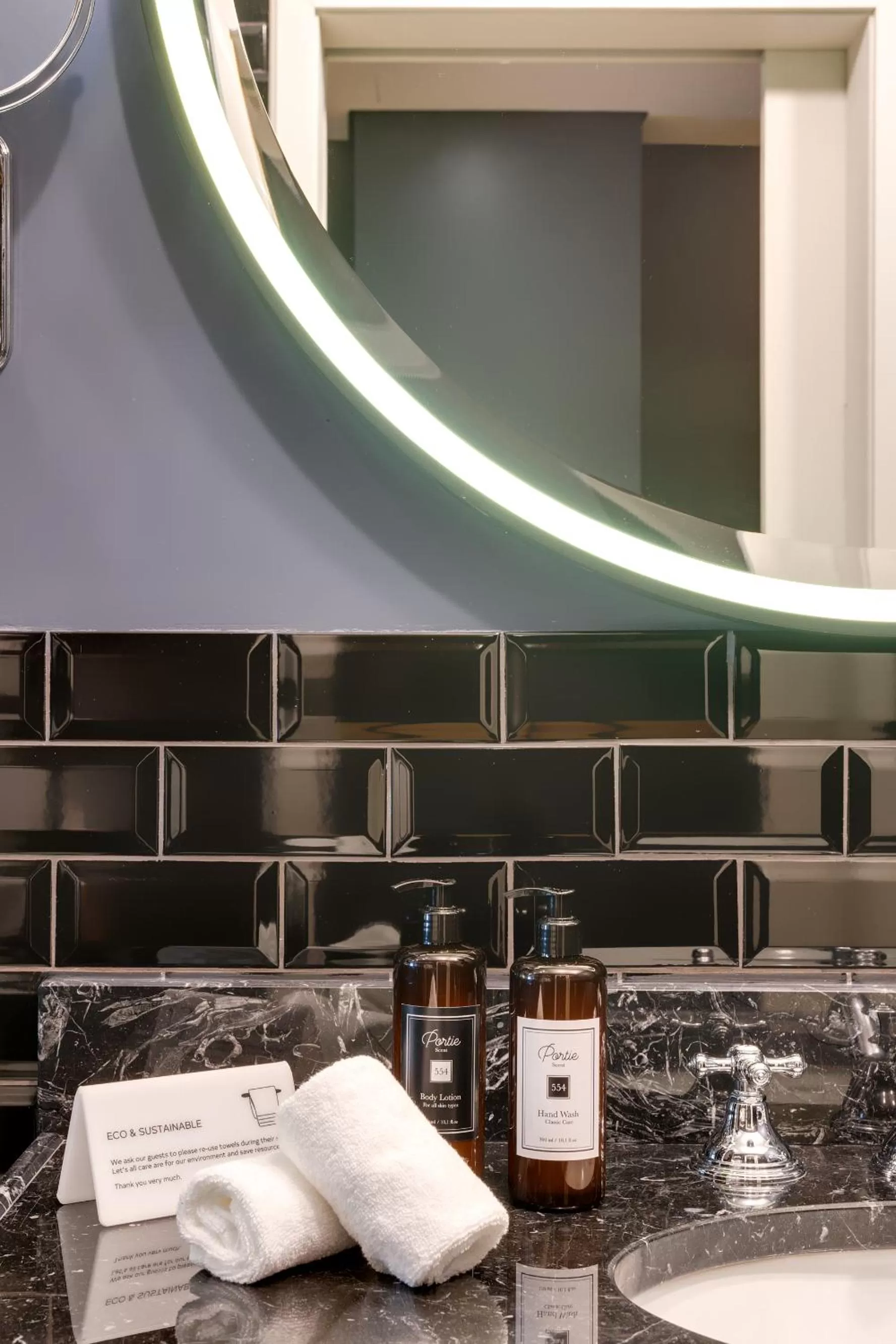 Kitchen/Kitchenette in Portie Deluxe Suites by DA'HOME