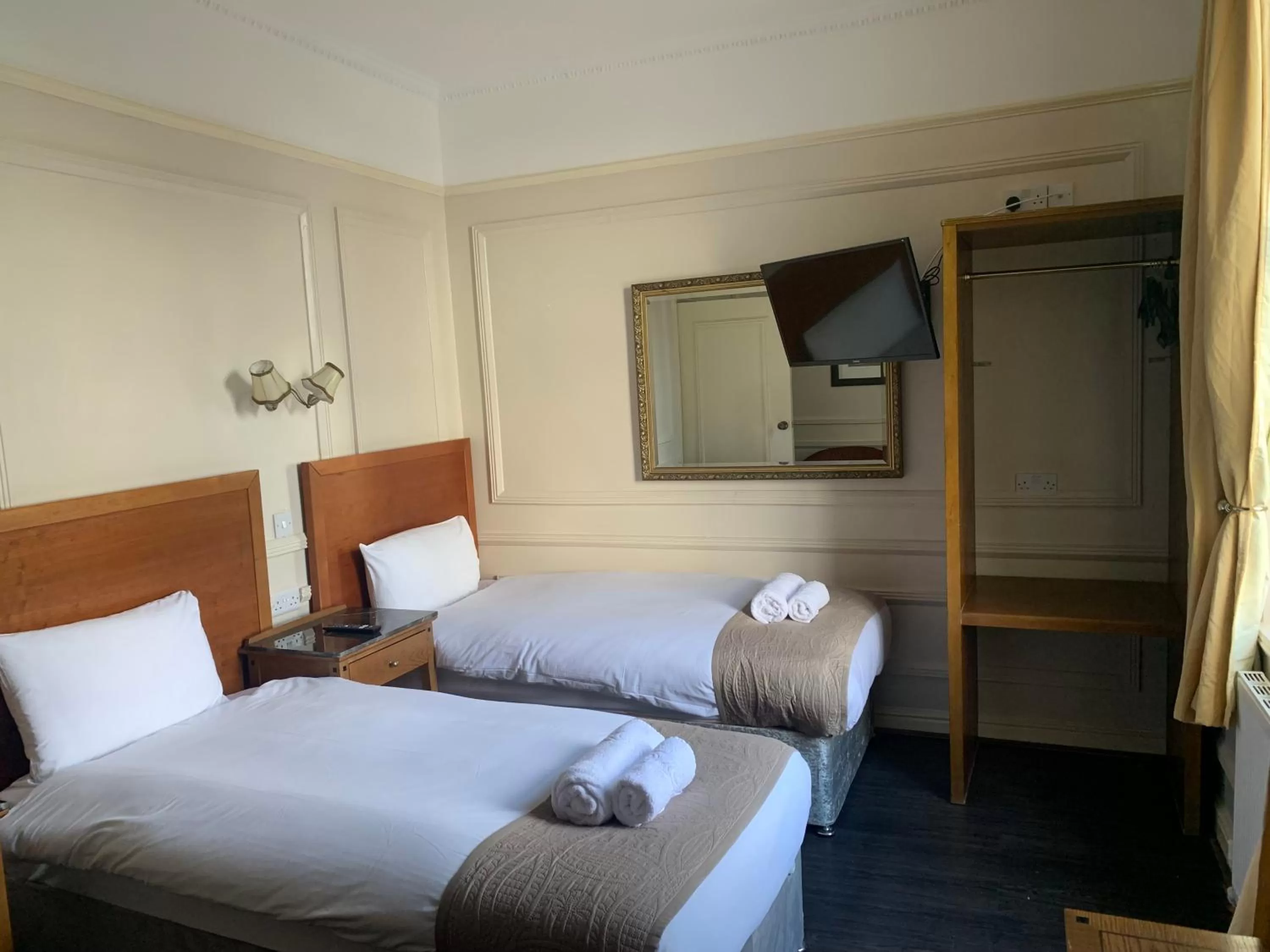 Bedroom, Bed in Beech Mount Hotel - Free Parking