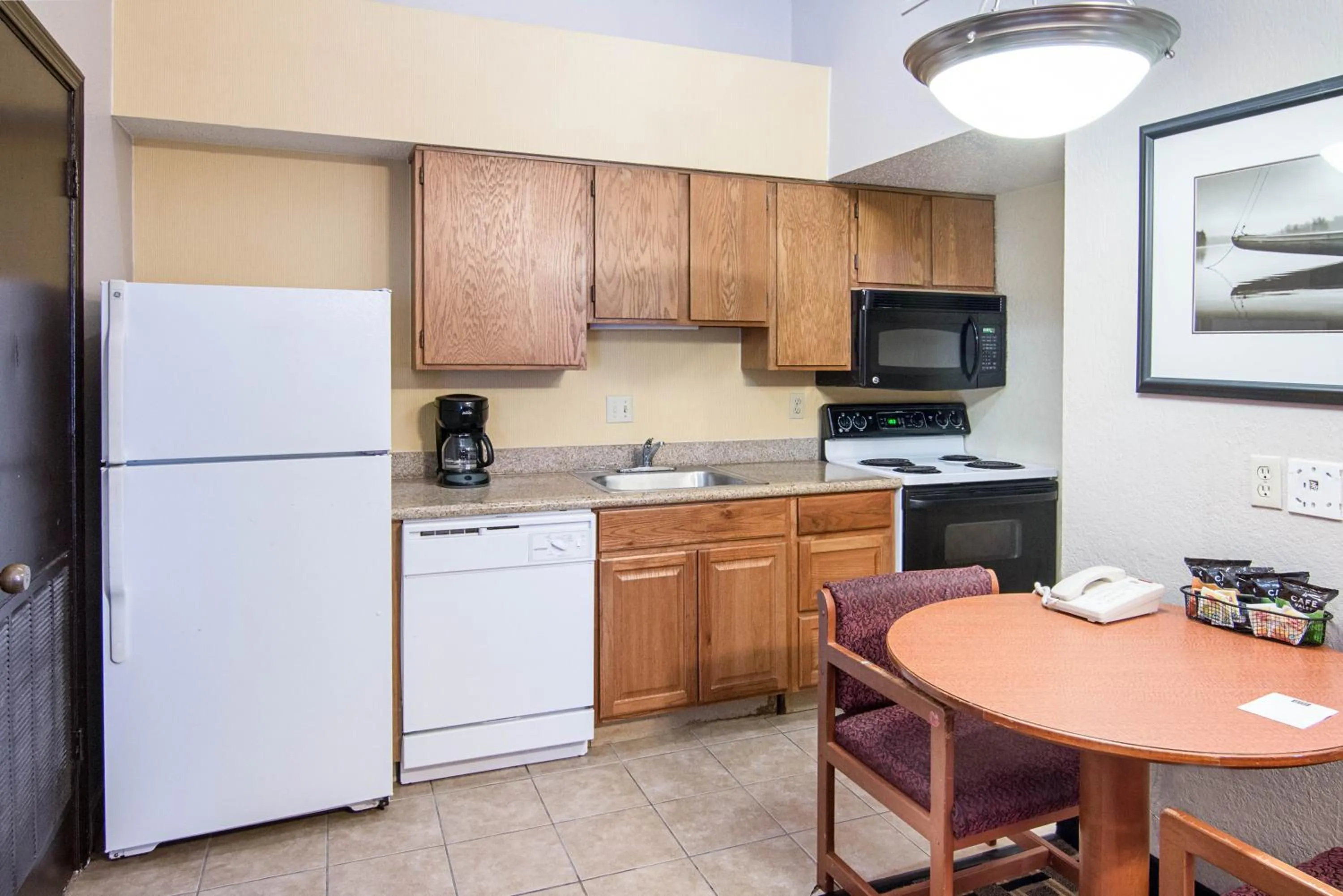 Kitchen or kitchenette in Extended Studio Suites Hotel- Bossier City