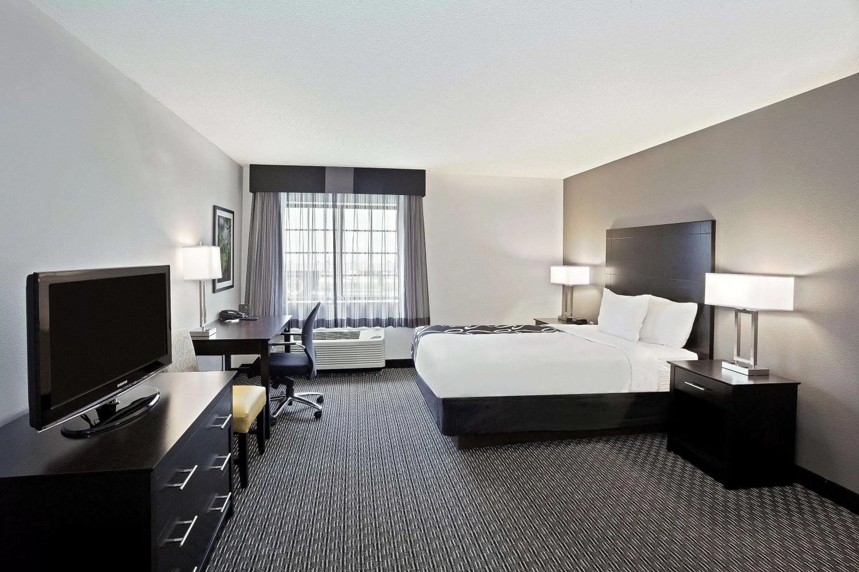 Photo of the whole room, Bed in La Quinta by Wyndham Cleveland Macedonia