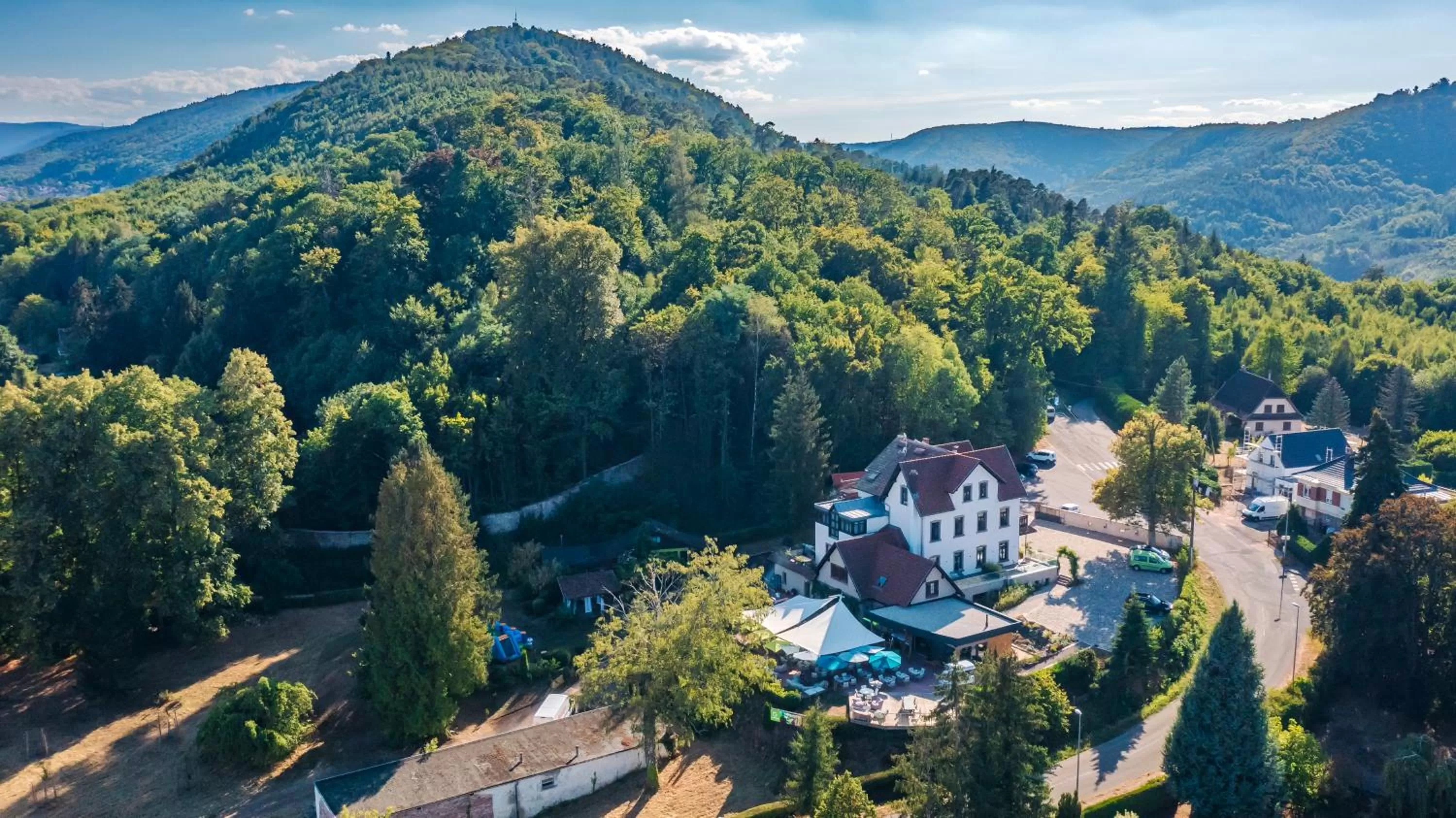 Property building in Hôtel La Garenne