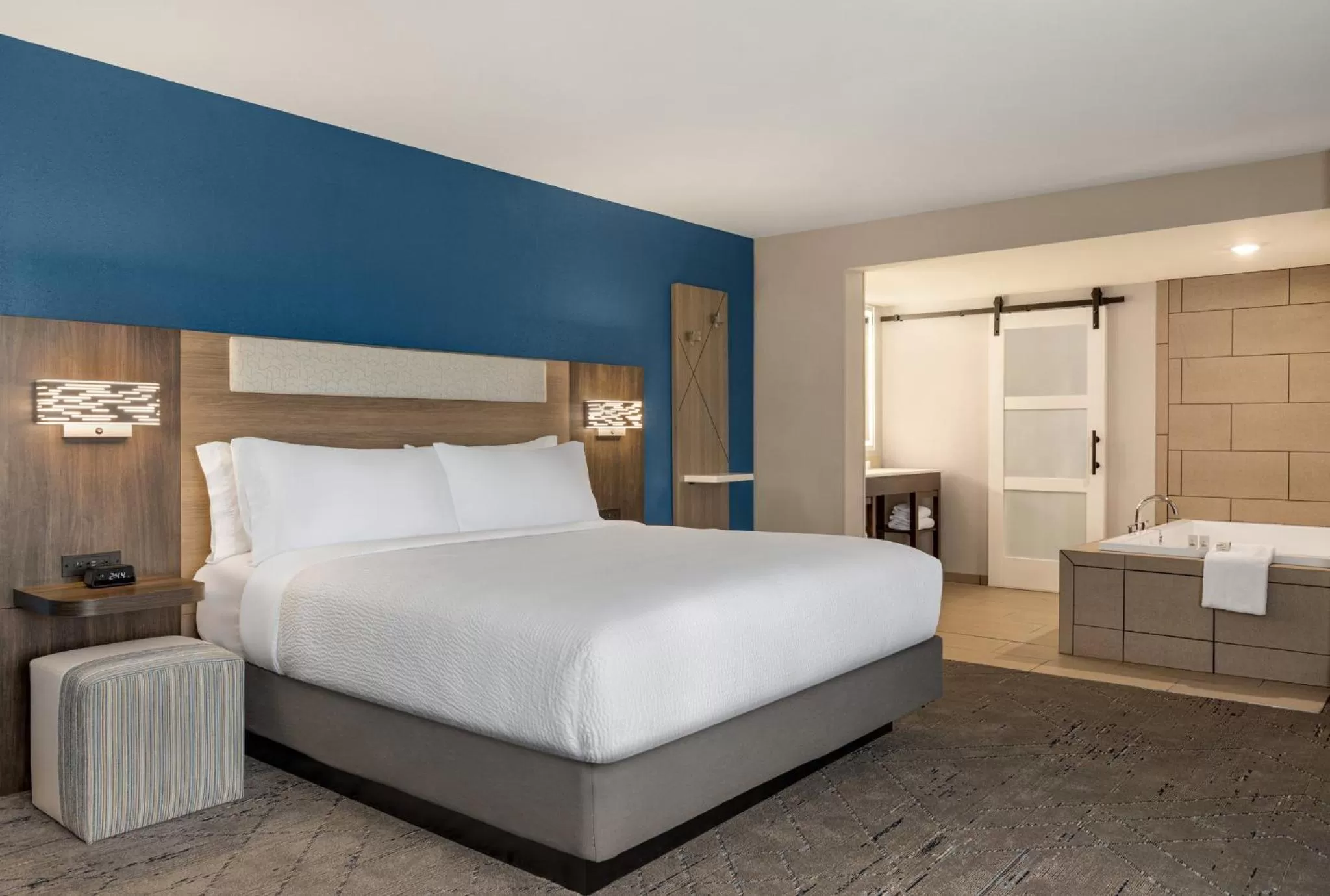 Photo of the whole room, Bed in Holiday Inn Express & Suites Evansville Downtown by IHG