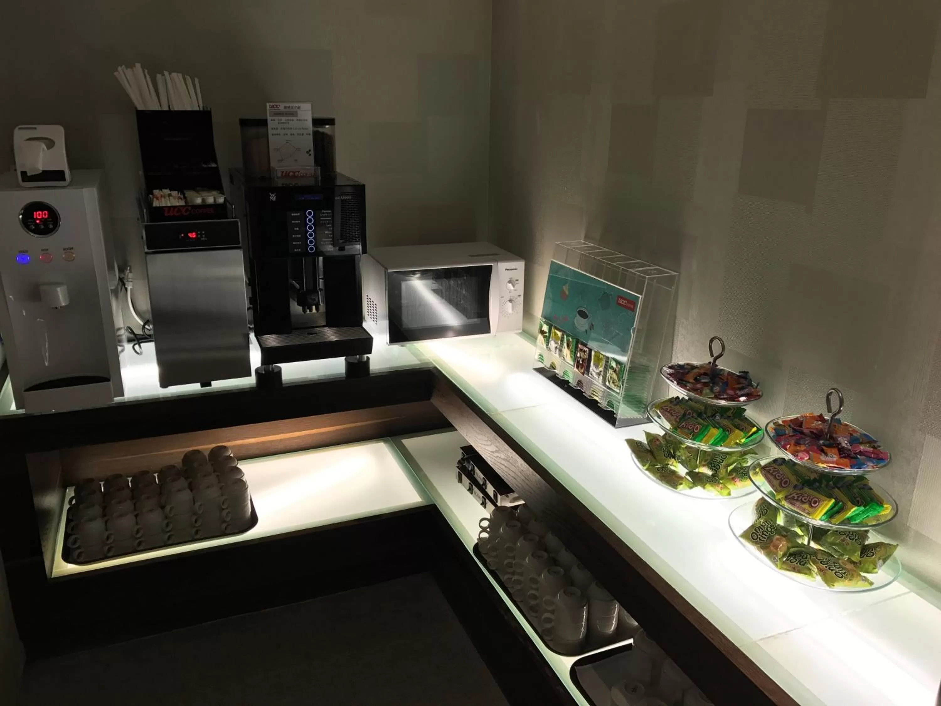 Communal lounge/ TV room in Airline Inn Green Park Way