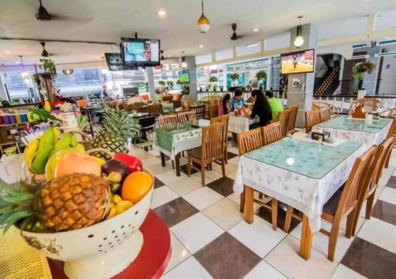 Restaurant/places to eat in Sutus Court 3