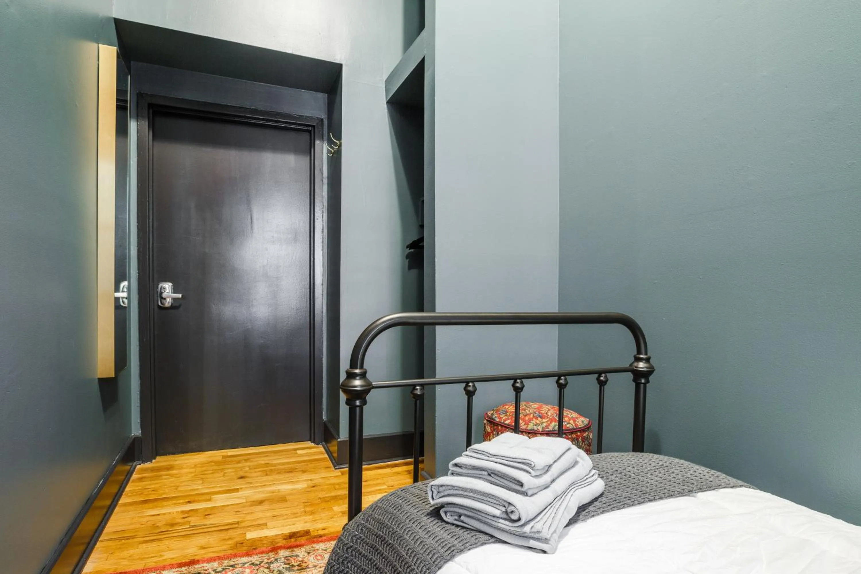 Bedroom, Bed in Lamartine Chelsea