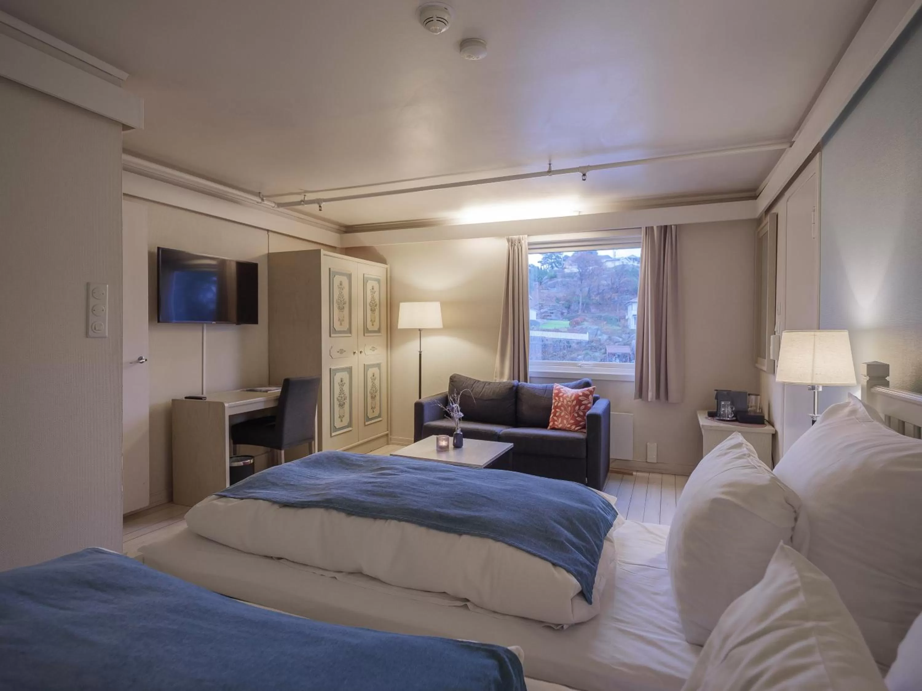 TV and multimedia, Bed in Strand Hotel Fevik - by Classic Norway Hotels