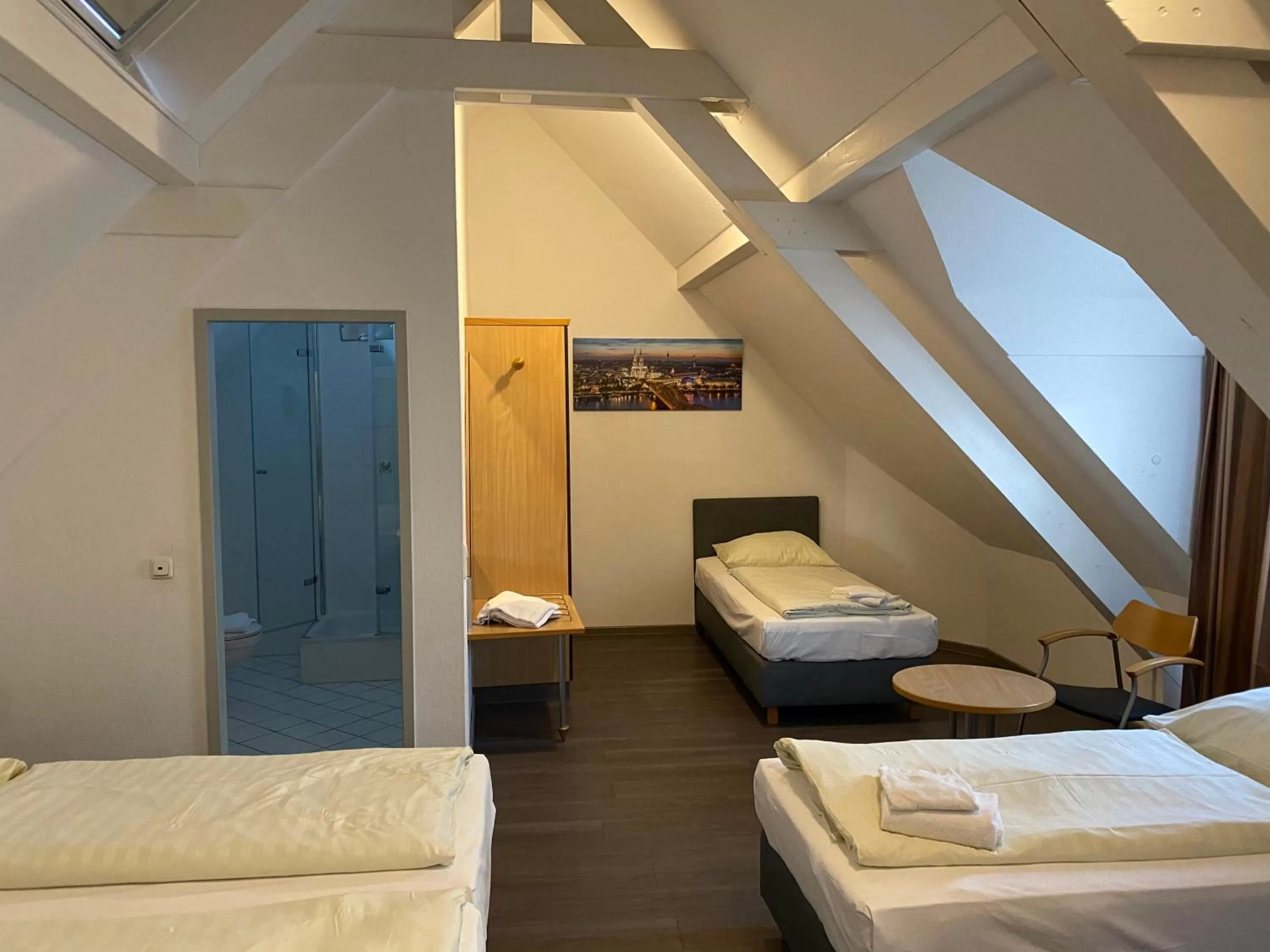 Photo of the whole room, Bed in Opera Hotel Köln