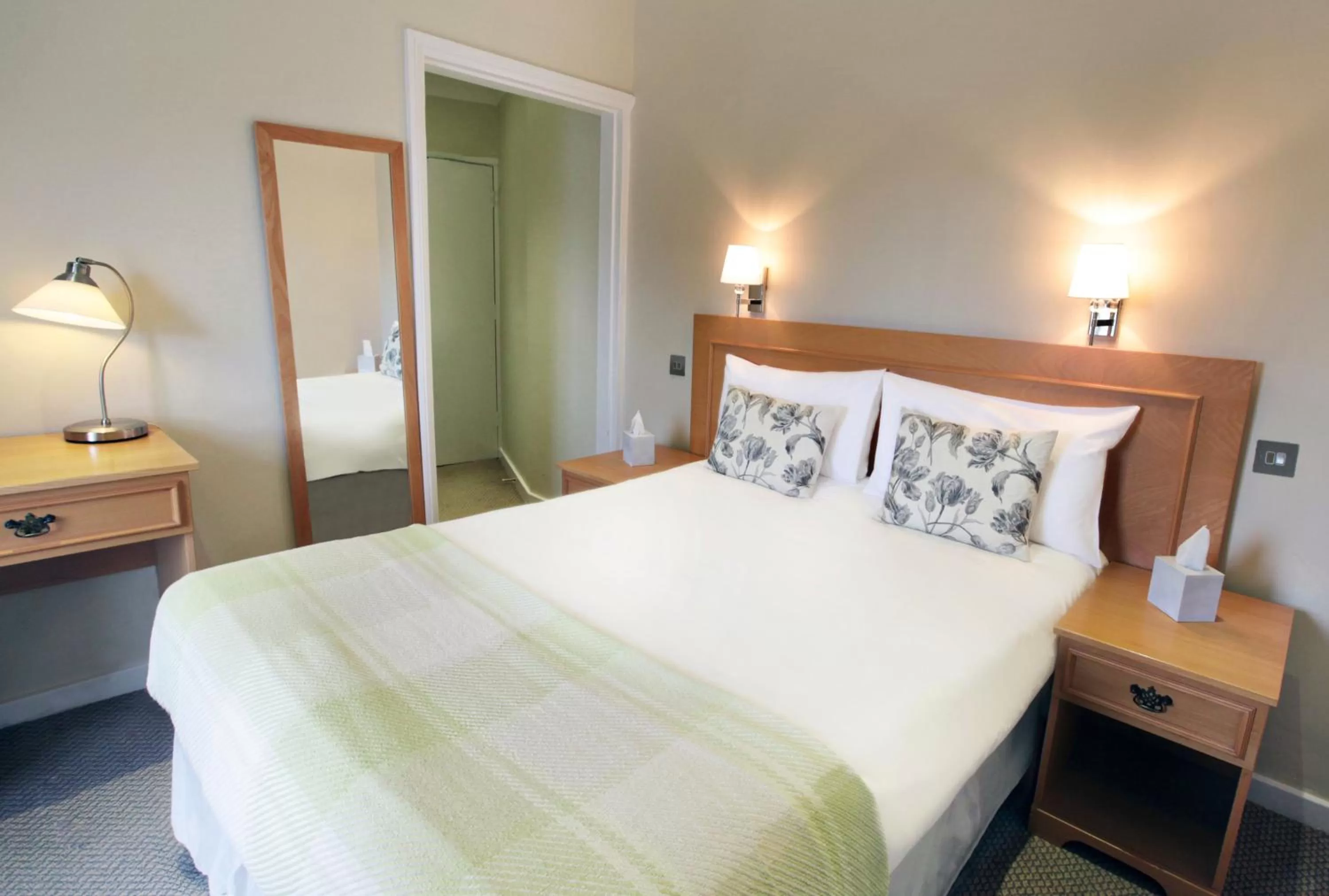 Bedroom, Bed in Victoria Square Hotel Clifton Village