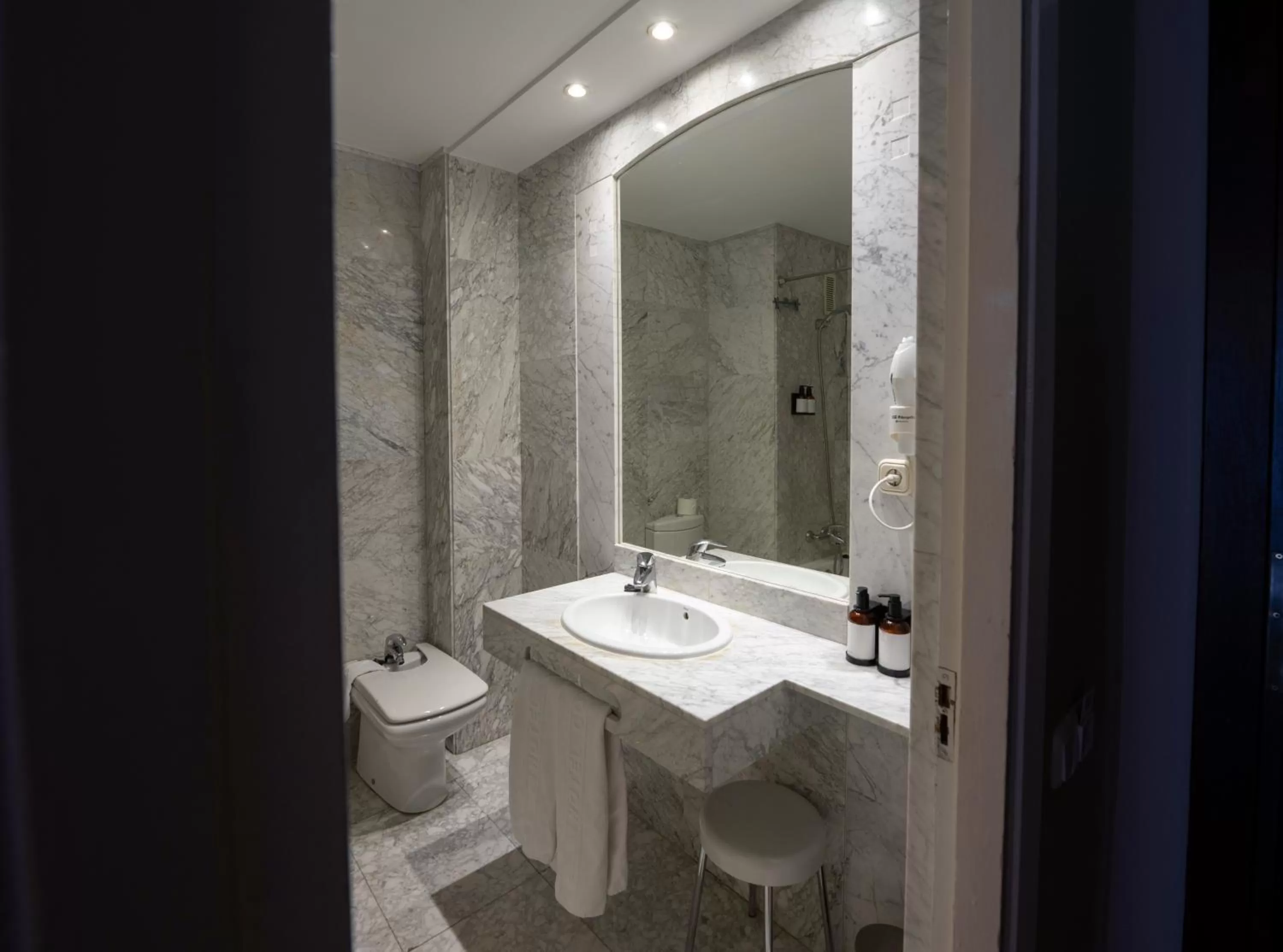 Bathroom in Barceló León Conde Luna